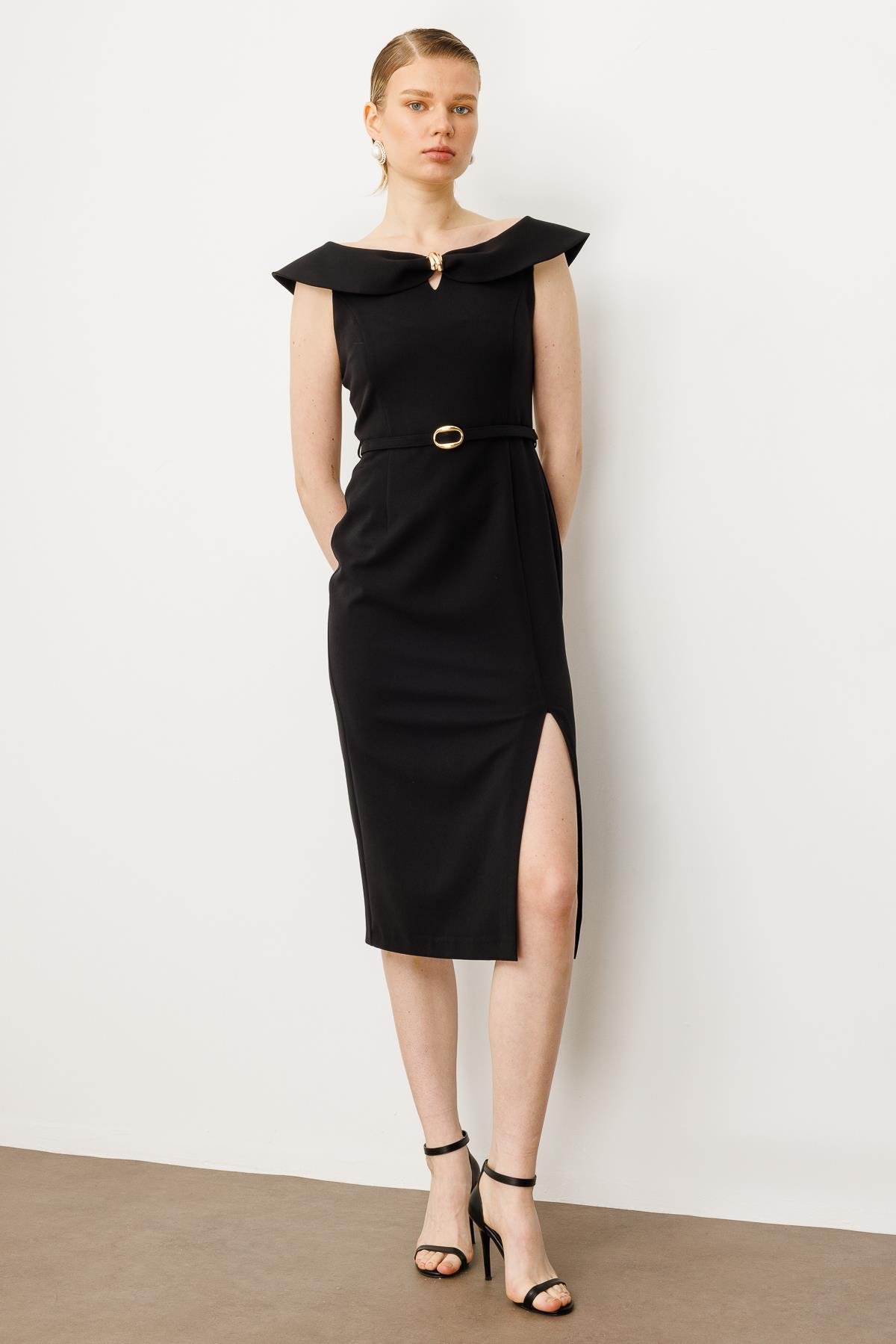 Modailgi  Omuzları Açık Kelebek Yaka Metal Aksesuar ve Kemer Detaylı Önden Yırtmaçlı Elbise Siyah