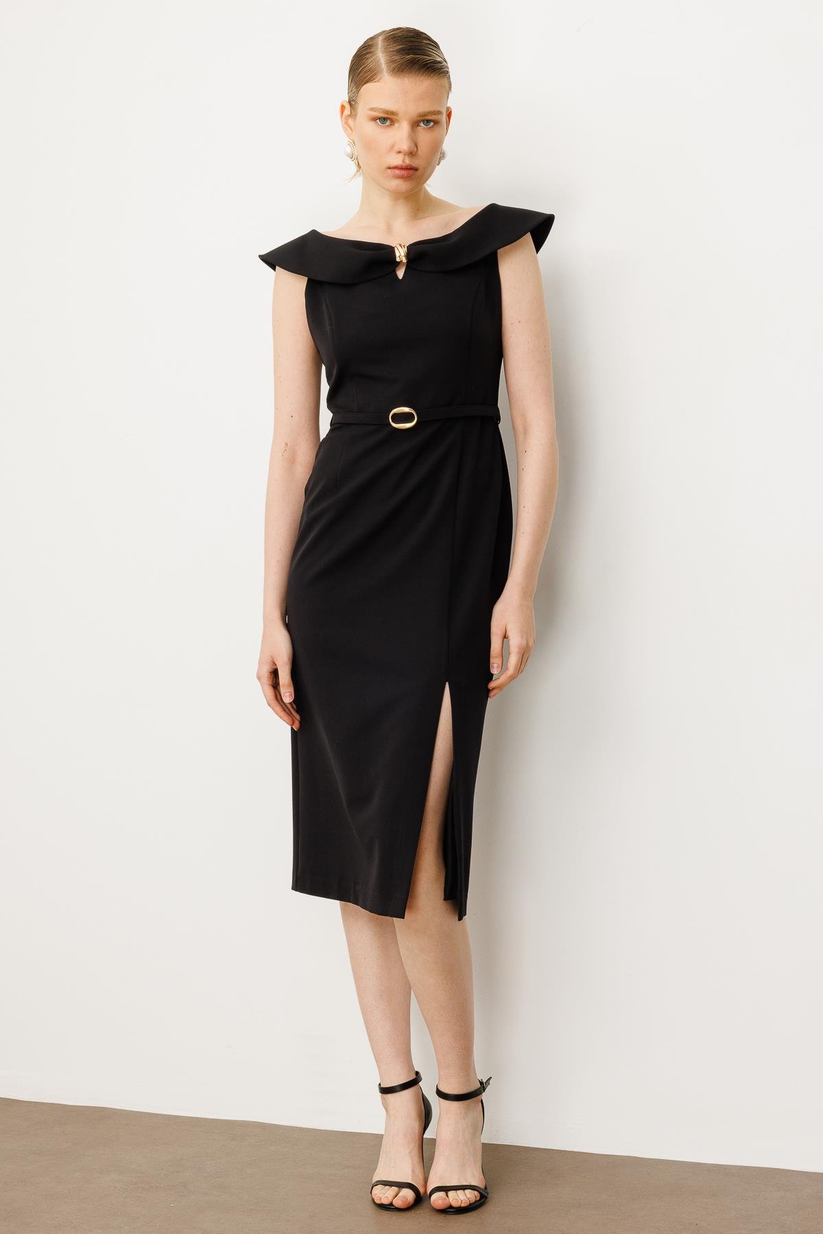 Modailgi  Omuzları Açık Kelebek Yaka Metal Aksesuar ve Kemer Detaylı Önden Yırtmaçlı Elbise Siyah