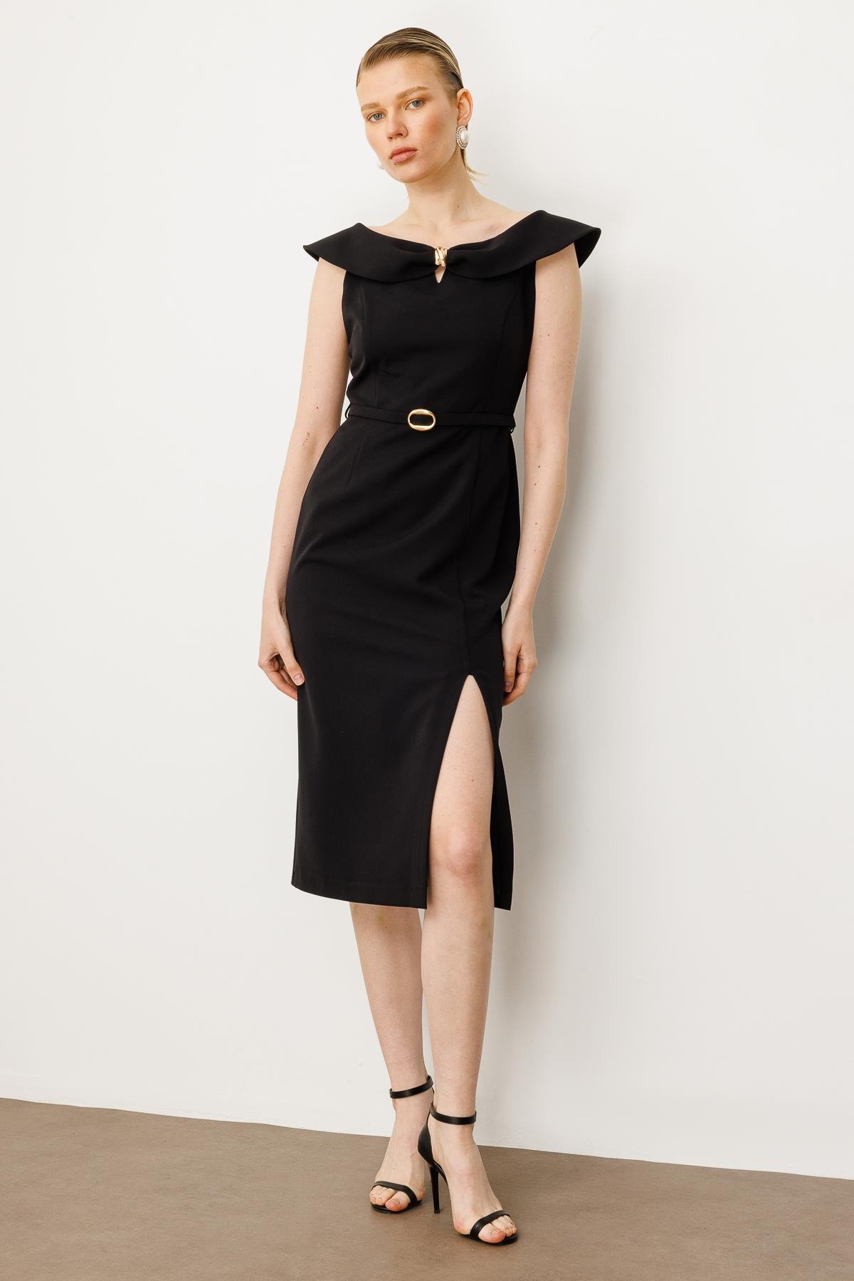 Modailgi  Omuzları Açık Kelebek Yaka Metal Aksesuar ve Kemer Detaylı Önden Yırtmaçlı Elbise Siyah