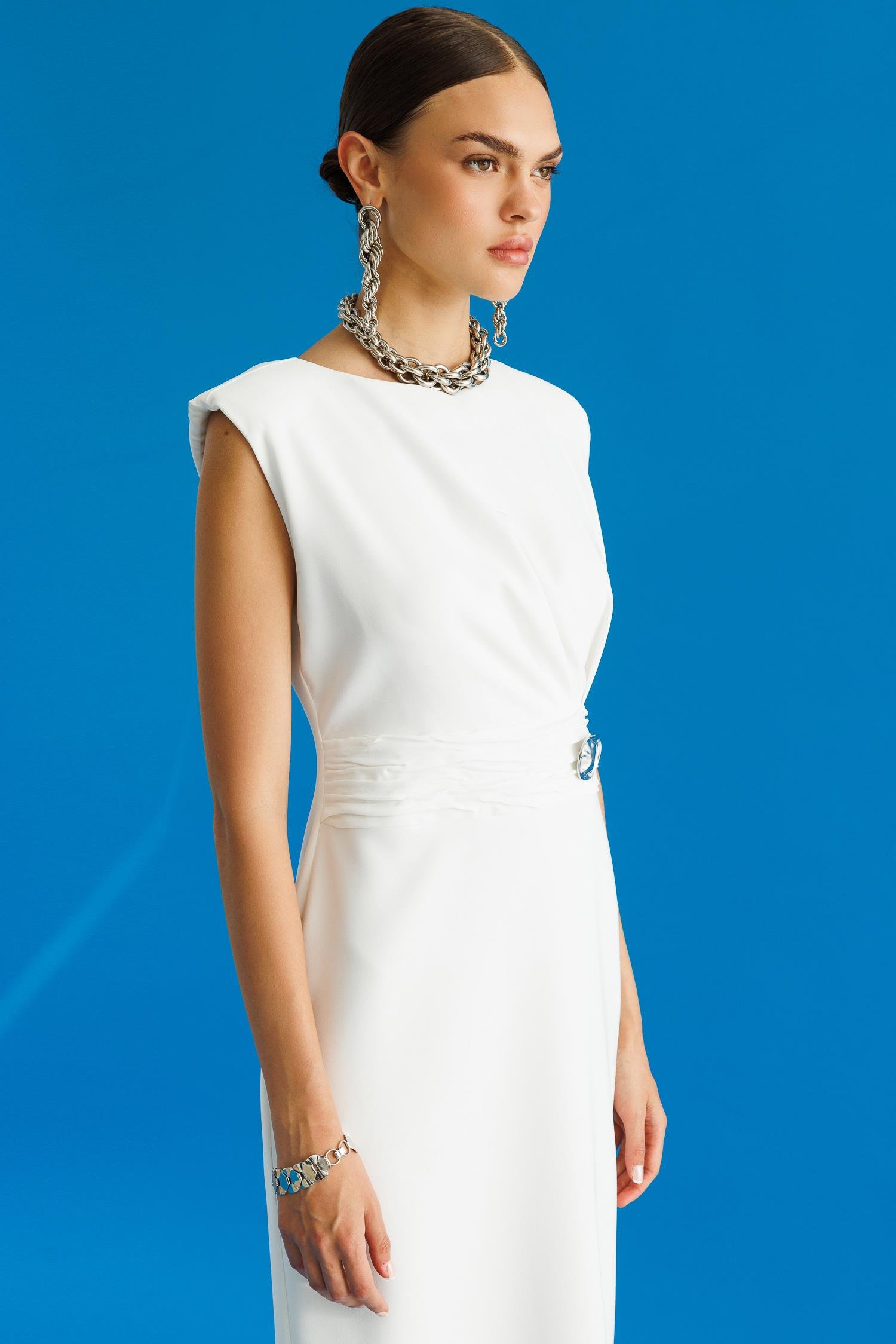 Modailgi  Omuzları Apoletli Pile ve Kraş Detaylı Metal Toka Aksesuarlı Midi Boy Elbise Ekru