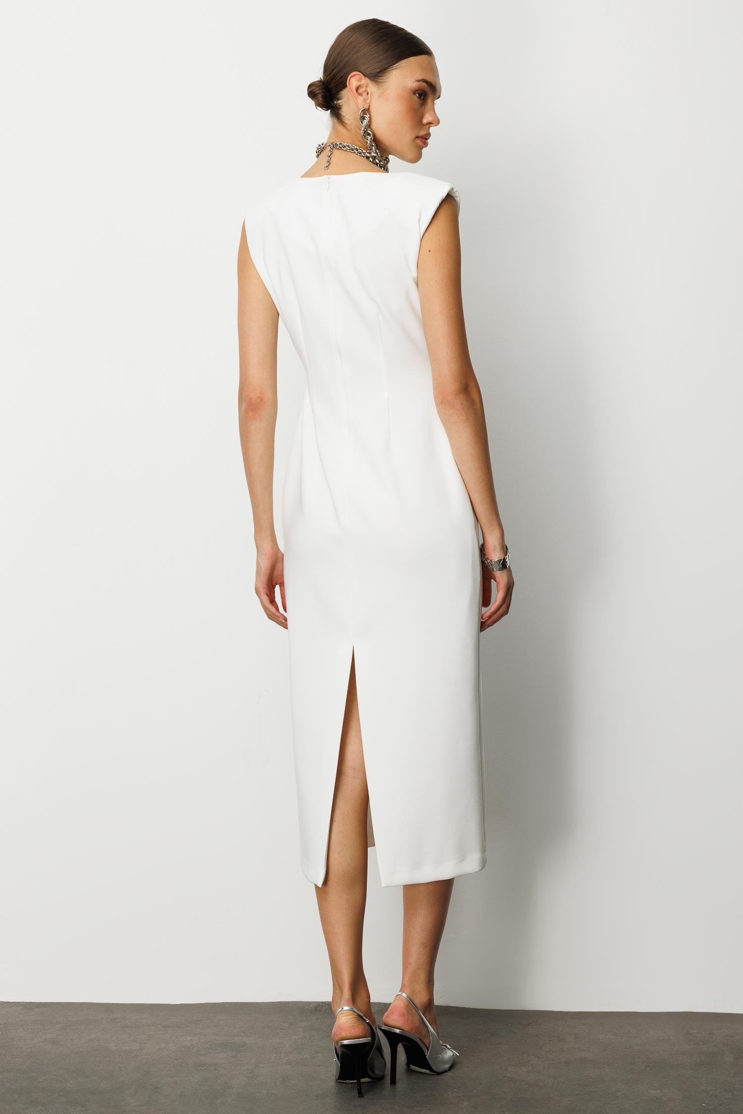 Modailgi  Omuzları Apoletli Pile ve Kraş Detaylı Metal Toka Aksesuarlı Midi Boy Elbise Ekru