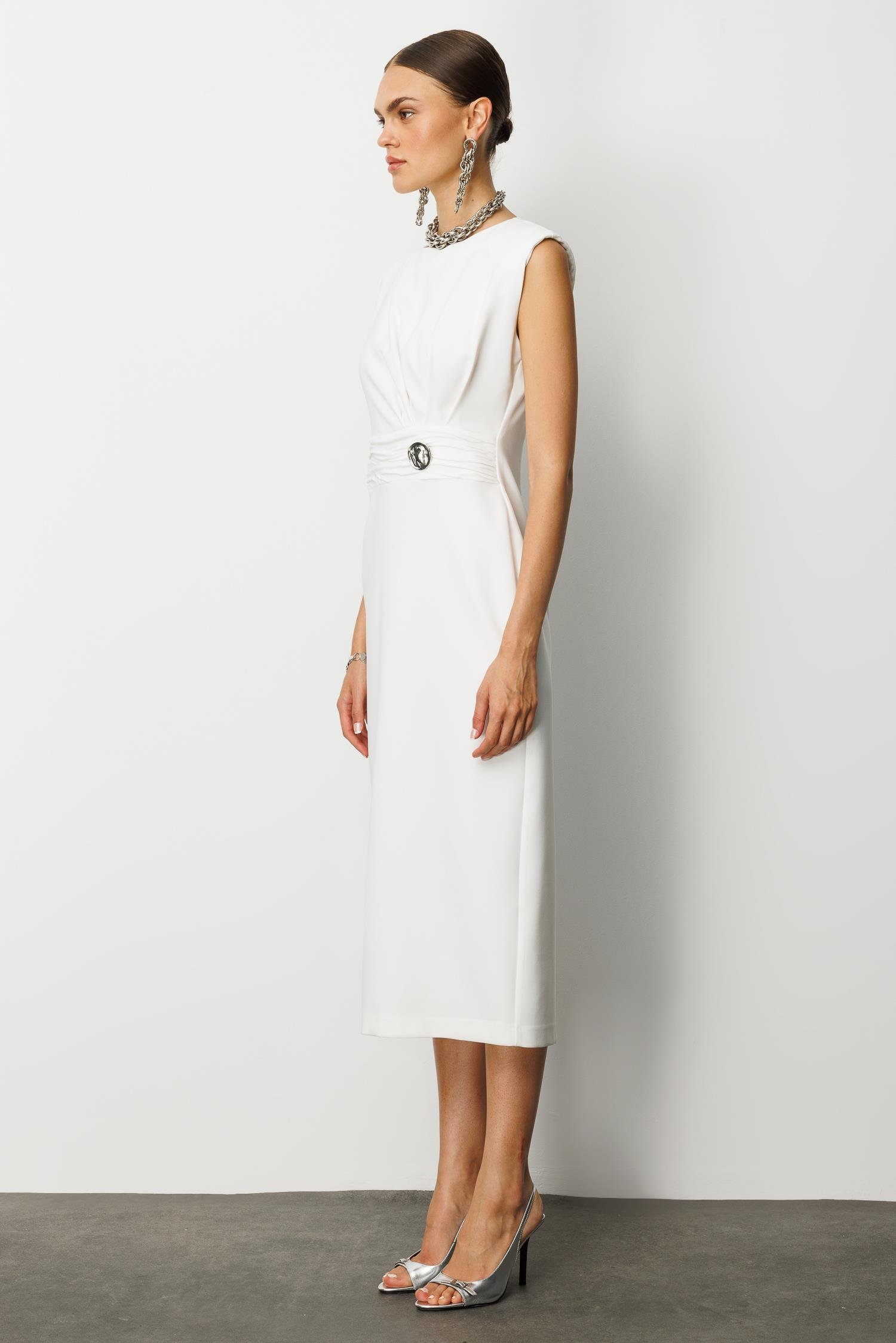 Modailgi  Omuzları Apoletli Pile ve Kraş Detaylı Metal Toka Aksesuarlı Midi Boy Elbise Ekru
