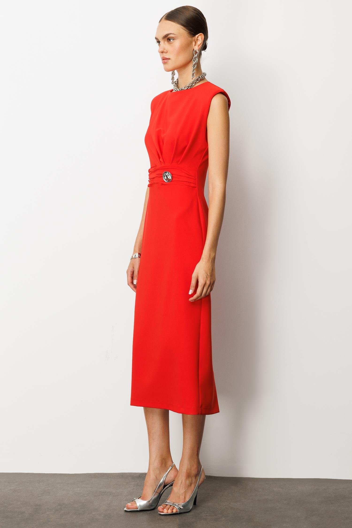 Modailgi  Omuzları Apoletli Pile ve Kraş Detaylı Metal Toka Aksesuarlı Midi Boy Elbise Kırmızı