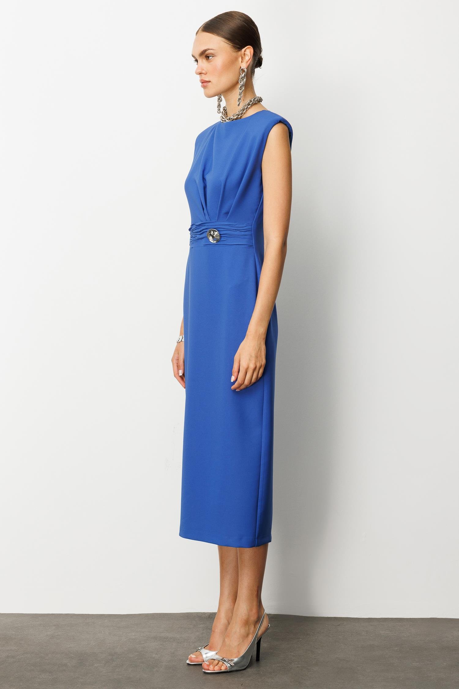 Modailgi  Omuzları Apoletli Pile ve Kraş Detaylı Metal Toka Aksesuarlı Midi Boy Elbise Mavi
