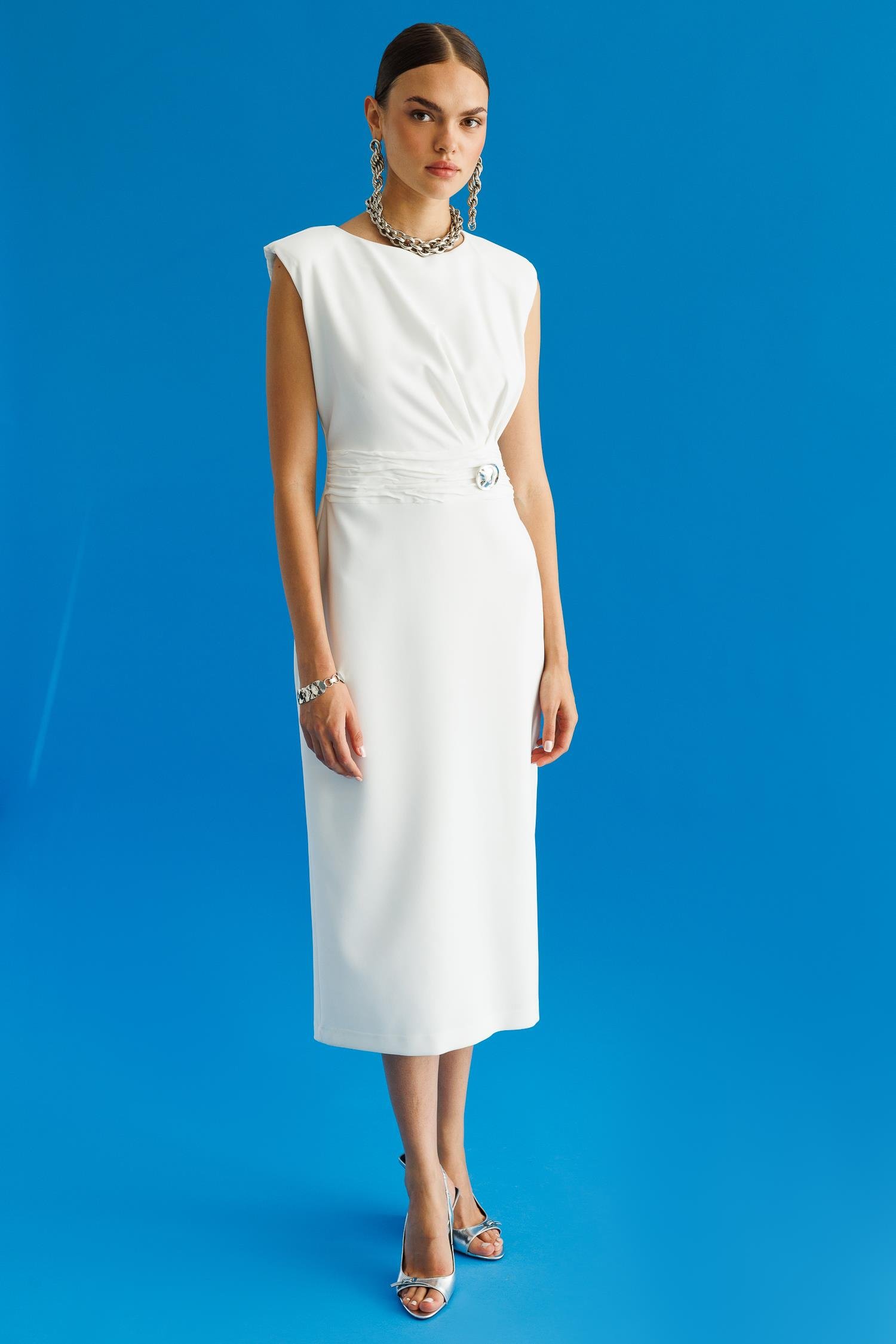 Modailgi  Omuzları Apoletli Pile ve Kraş Detaylı Metal Toka Aksesuarlı Midi Boy Elbise Ekru