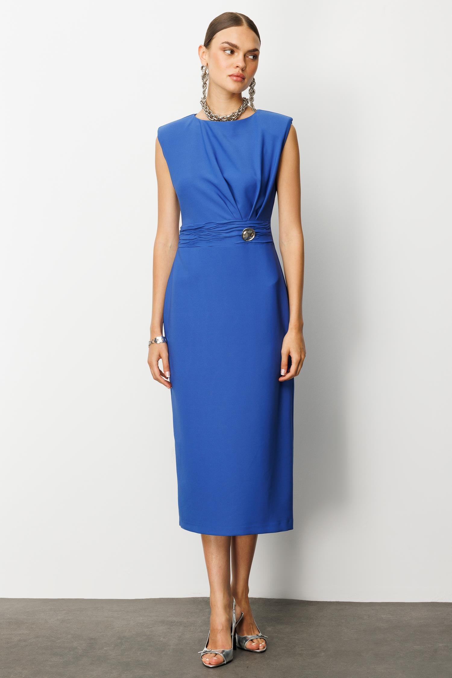 Modailgi  Omuzları Apoletli Pile ve Kraş Detaylı Metal Toka Aksesuarlı Midi Boy Elbise Mavi