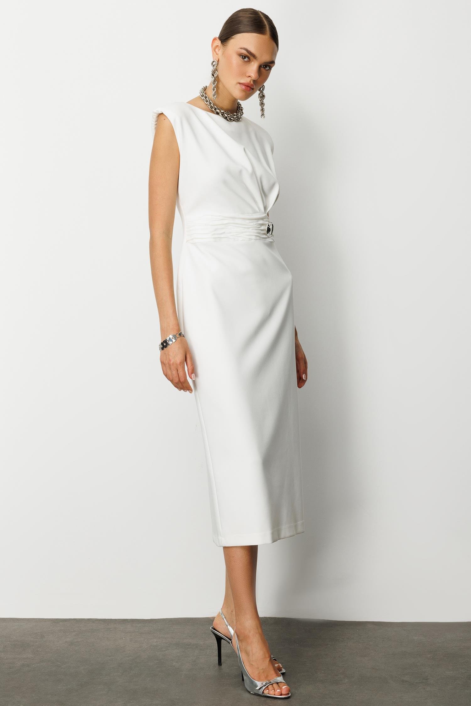 Modailgi  Omuzları Apoletli Pile ve Kraş Detaylı Metal Toka Aksesuarlı Midi Boy Elbise Ekru