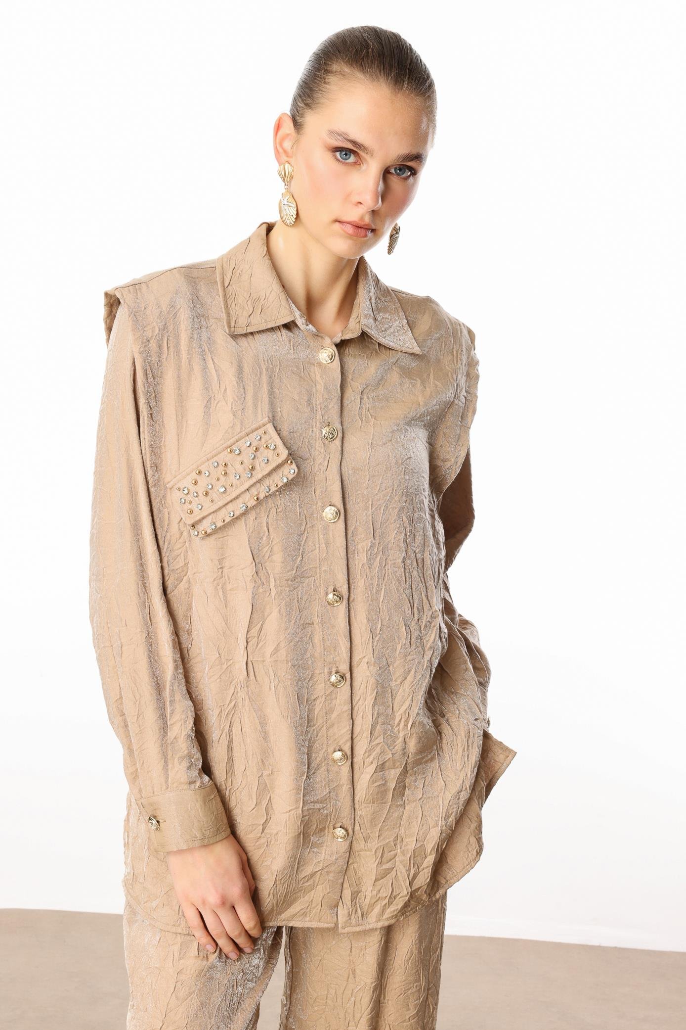 Modailgi  Omuzları Havalı Dikiş Detaylı Cep Kapağı İncili Düğme Kapamalı Gömlek Camel