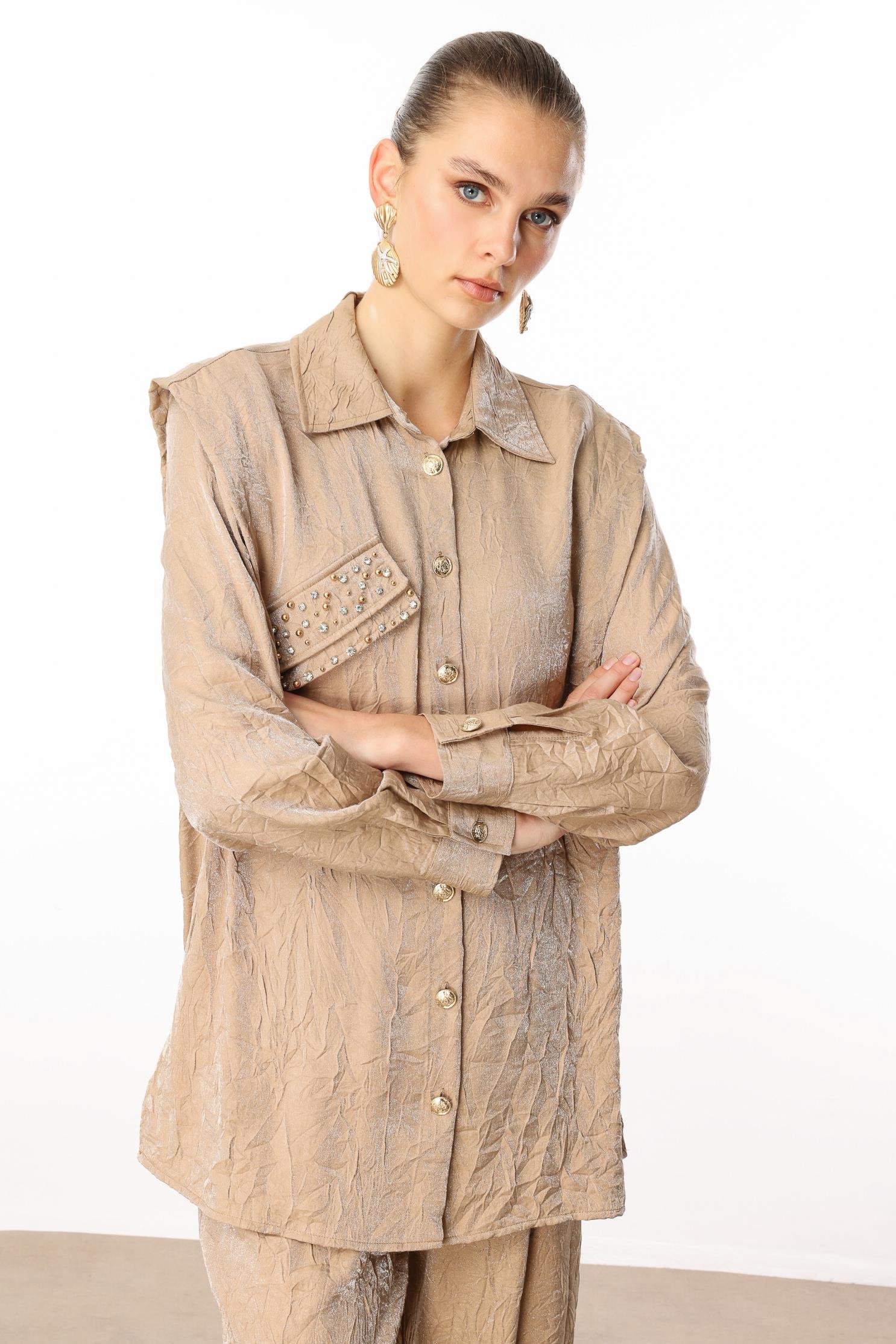 Modailgi  Omuzları Havalı Dikiş Detaylı Cep Kapağı İncili Düğme Kapamalı Gömlek Camel