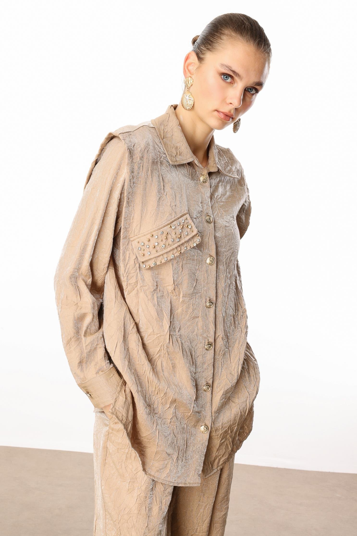 Modailgi  Omuzları Havalı Dikiş Detaylı Cep Kapağı İncili Düğme Kapamalı Gömlek Camel