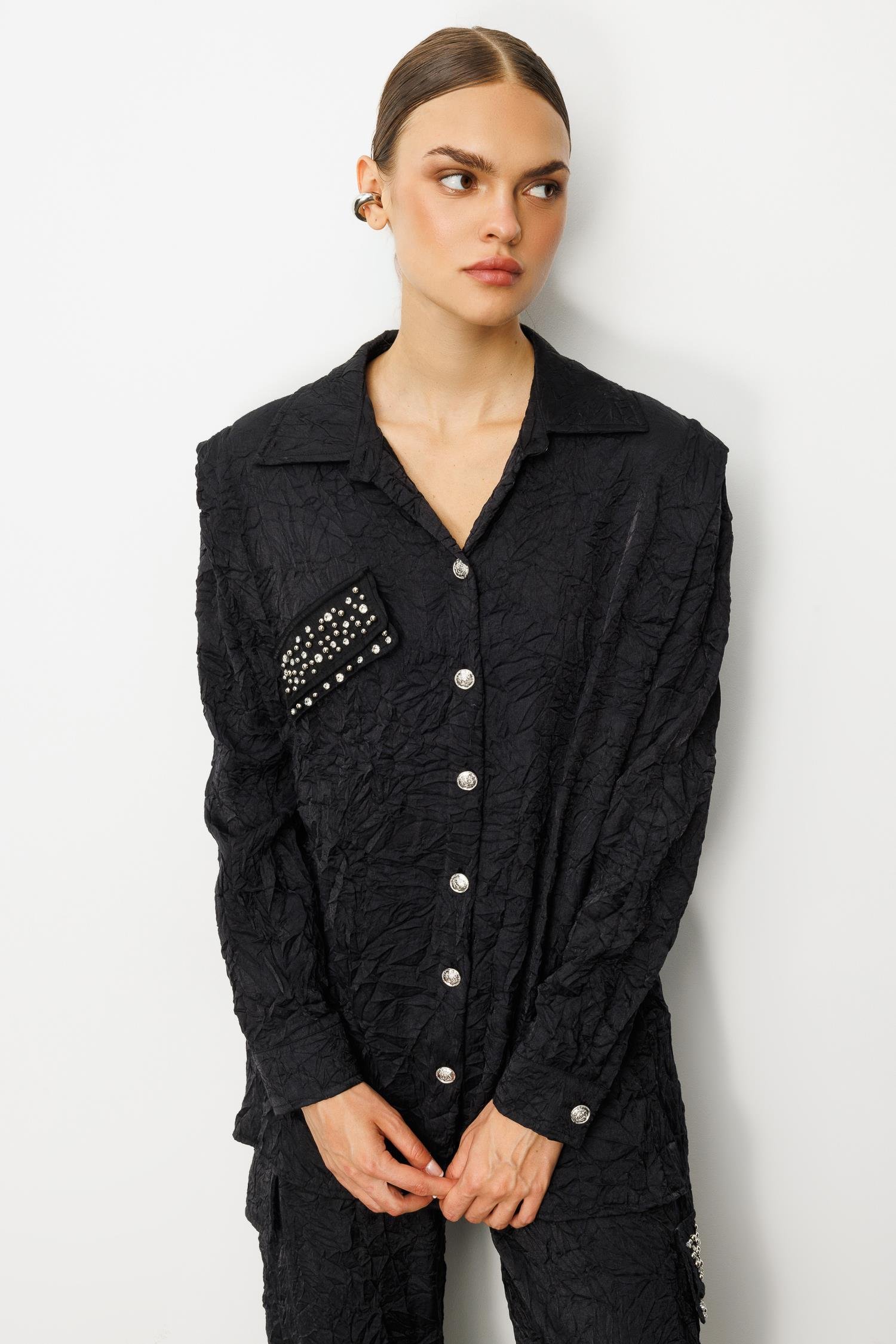 Modailgi  Omuzları Havalı Dikiş Detaylı Cep Kapağı İncili Düğme Kapamalı Gömlek Siyah