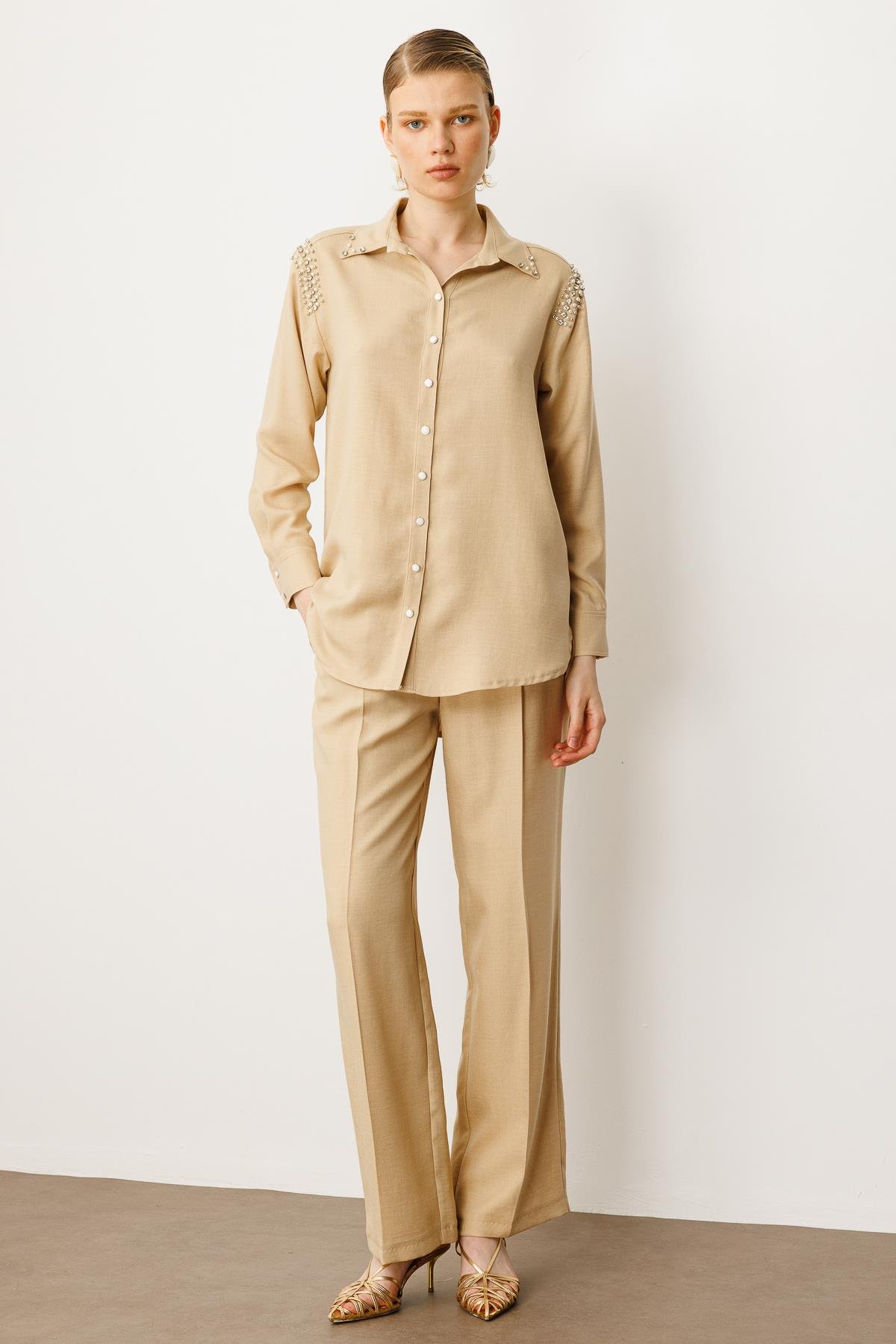 Modailgi  Omuzları İşlemeli Rahat Kesim Gömlek Bej