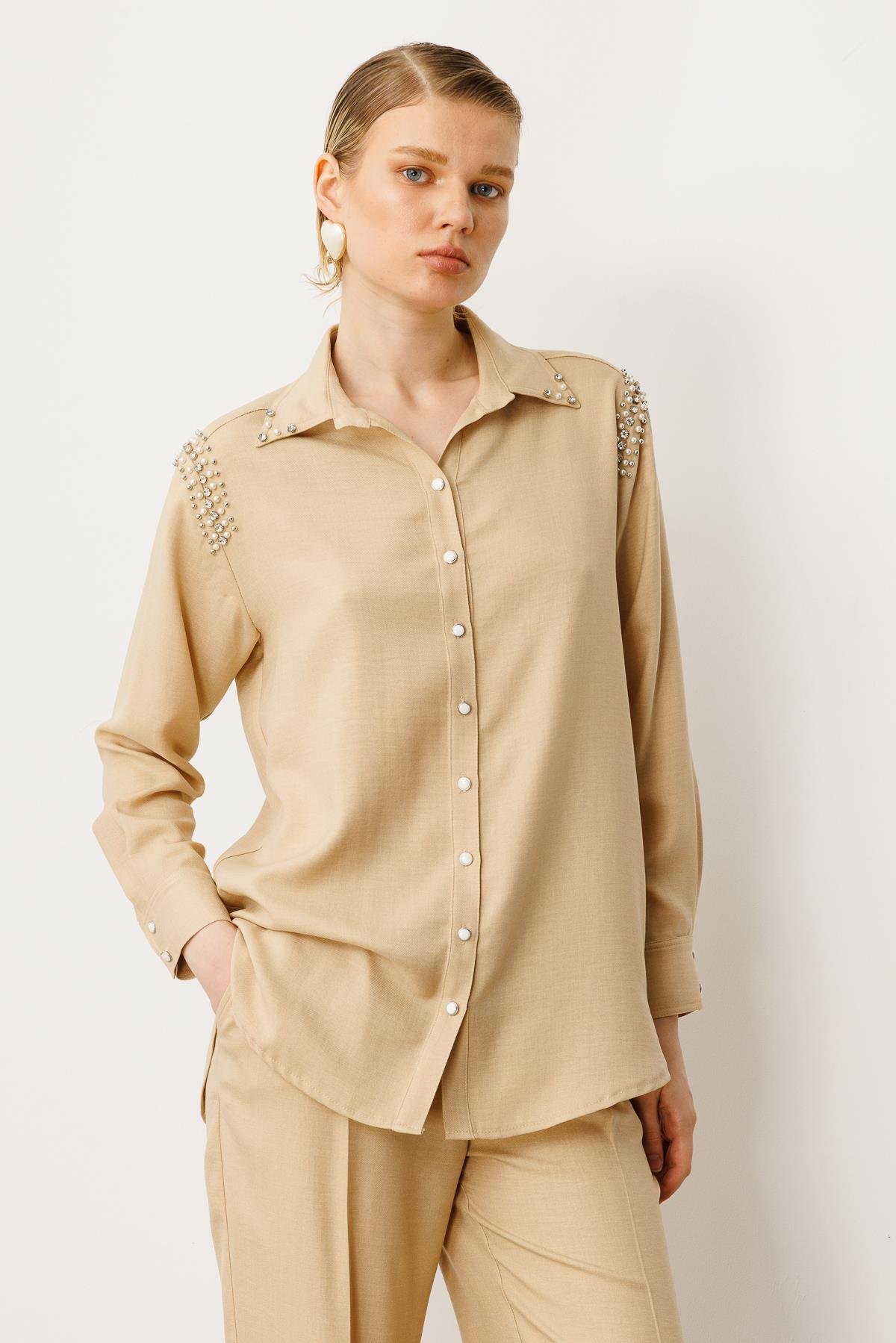 Modailgi  Omuzları İşlemeli Rahat Kesim Gömlek Bej