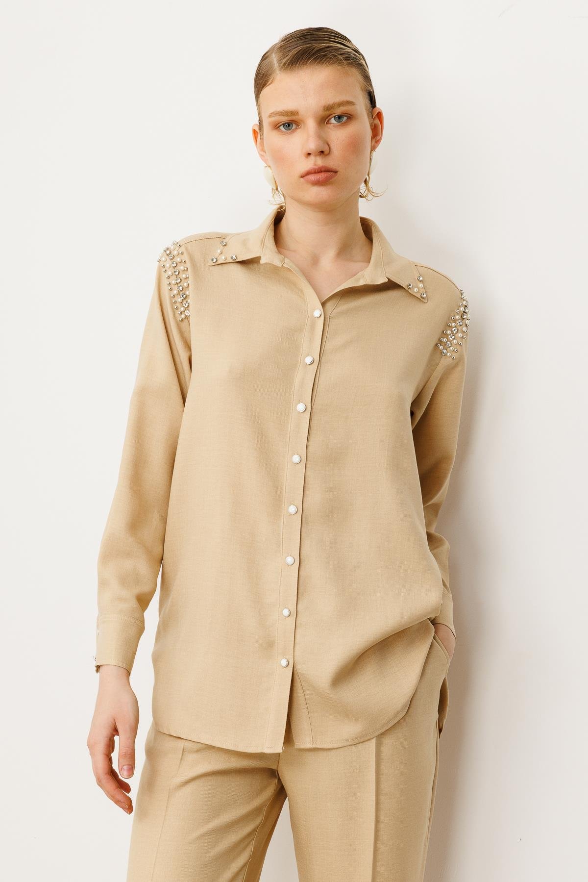 Modailgi  Omuzları İşlemeli Rahat Kesim Gömlek Bej