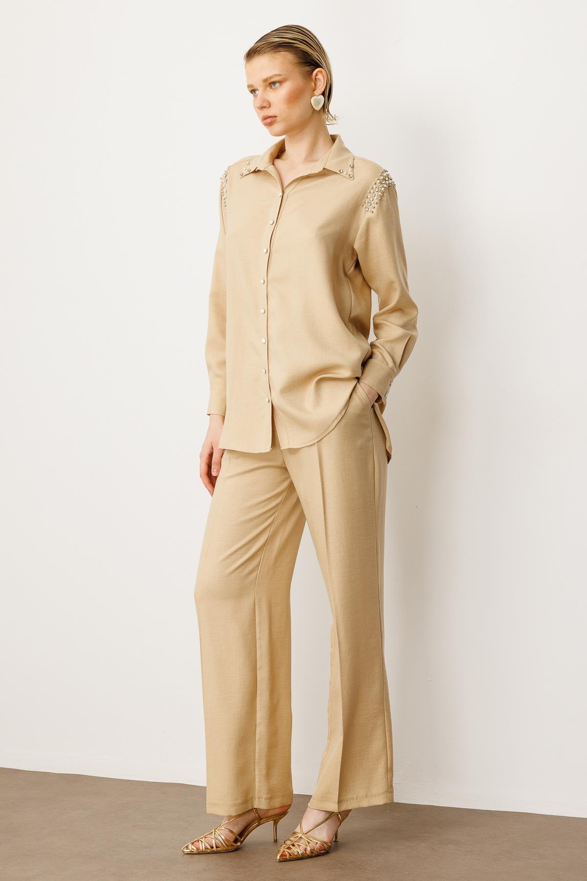 Modailgi  Omuzları İşlemeli Rahat Kesim Gömlek Bej