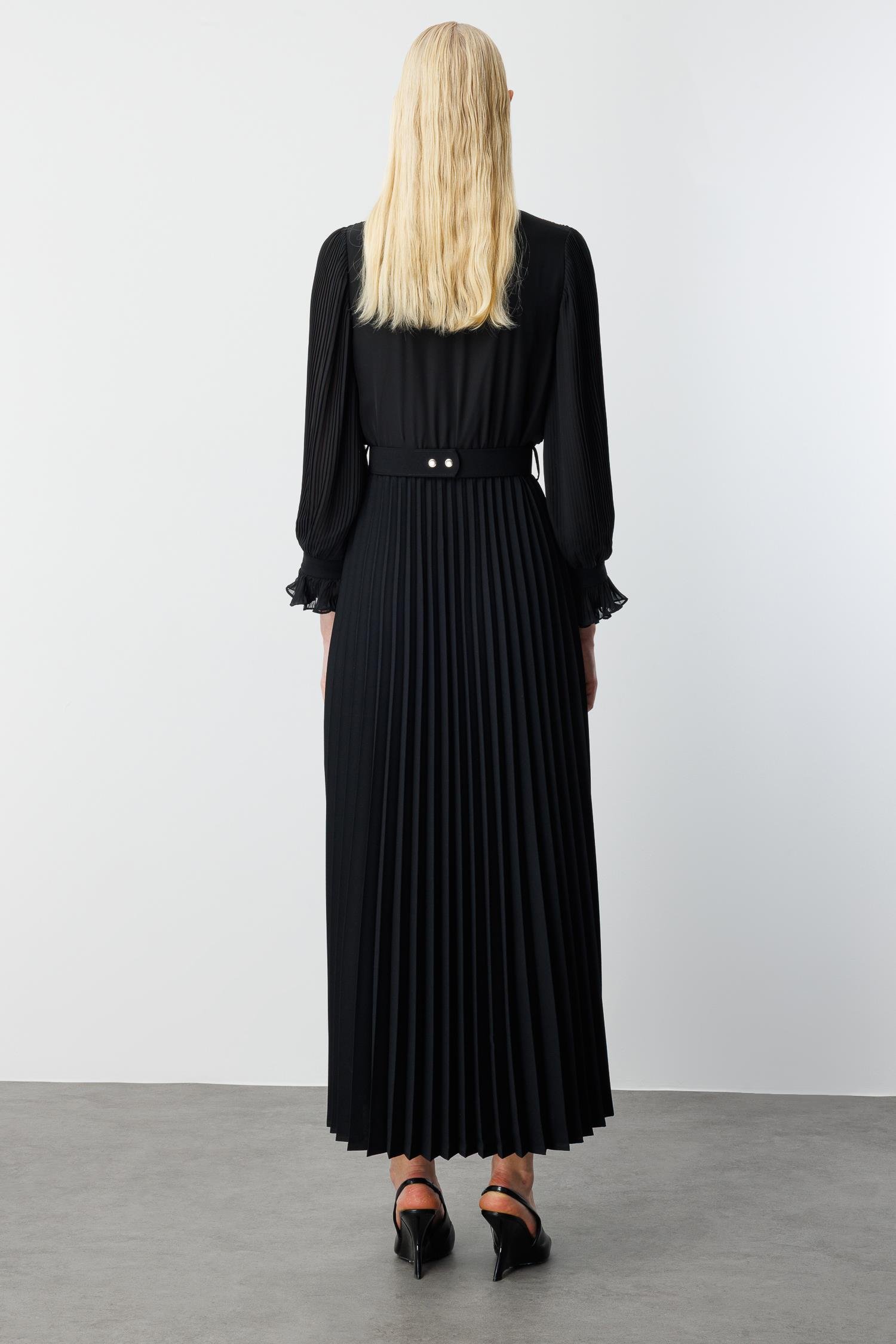 Modailgi  Ön Bedeni Taşlı Piliseli Elbise Siyah