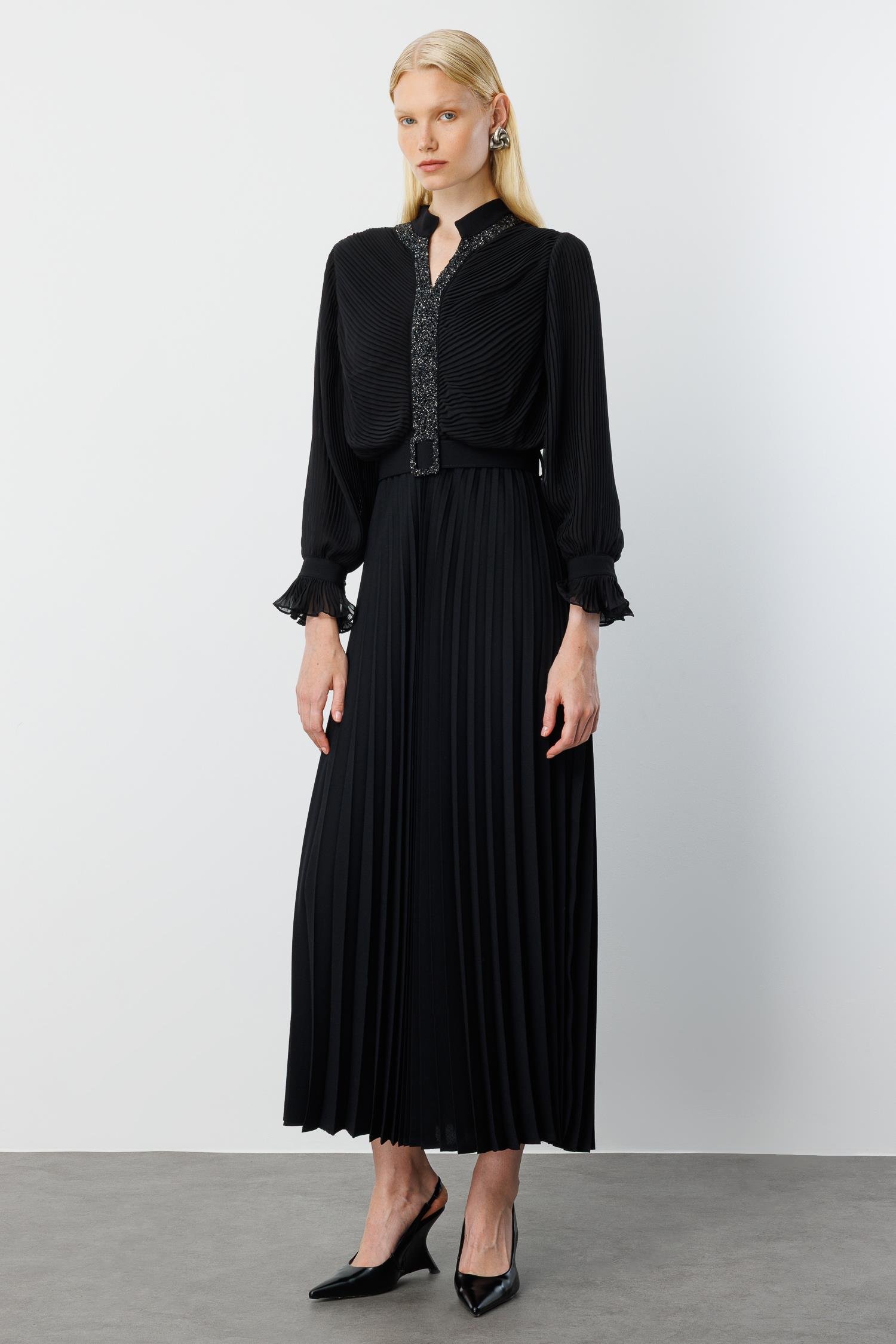 Modailgi  Ön Bedeni Taşlı Piliseli Elbise Siyah