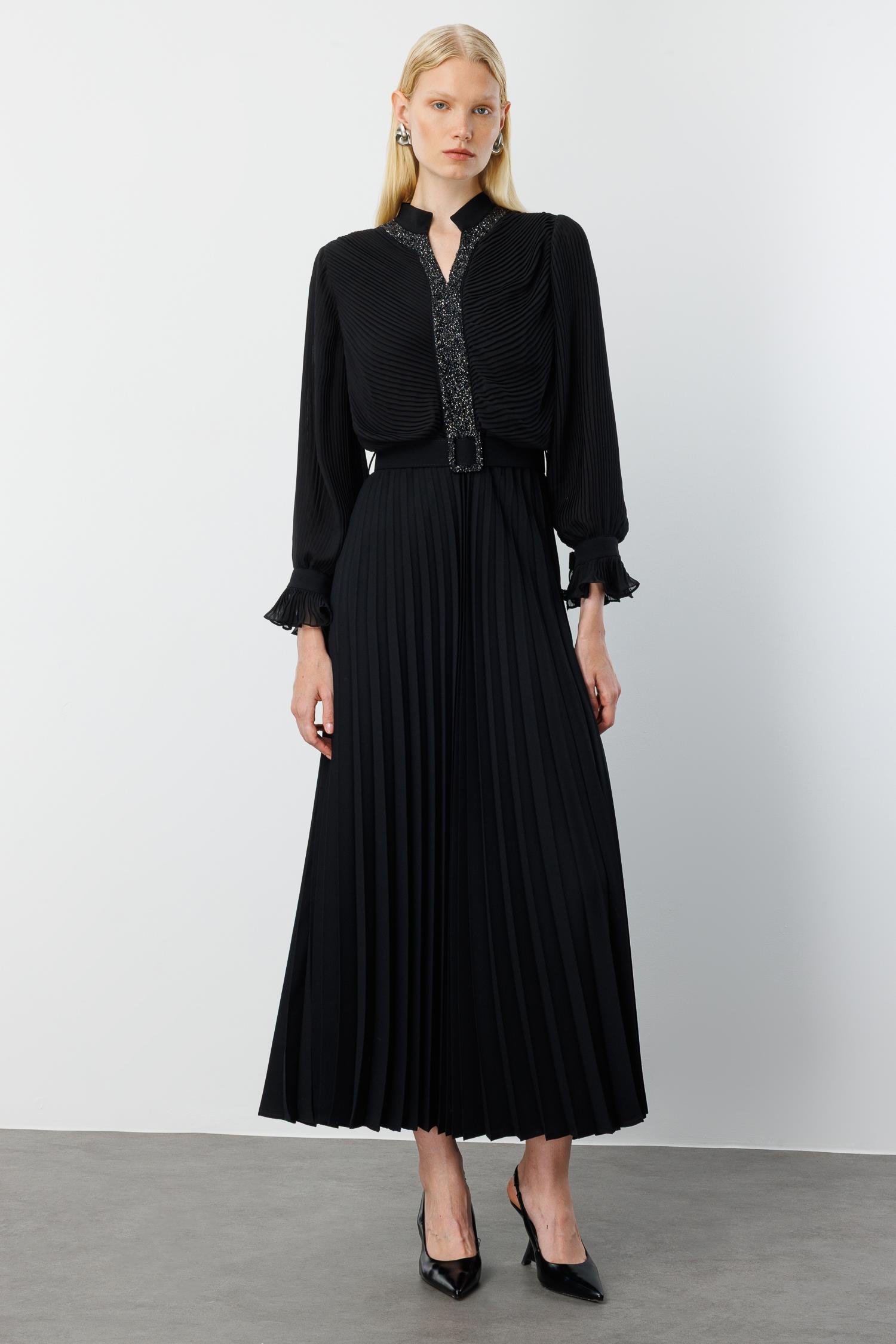 Modailgi  Ön Bedeni Taşlı Piliseli Elbise Siyah