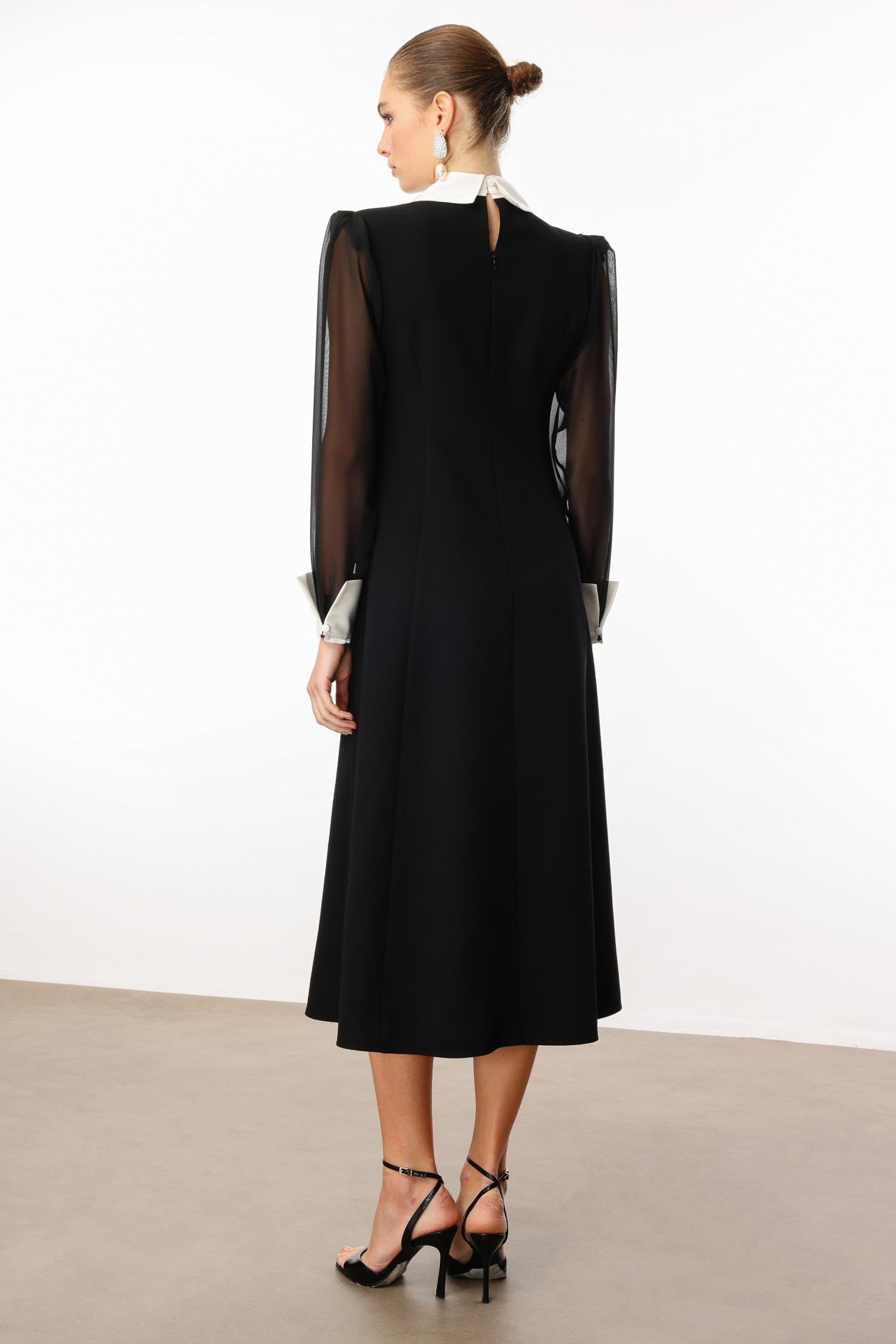 Modailgi  Önlük Yaka Kolları Şifon Kloş Elbise Siyah