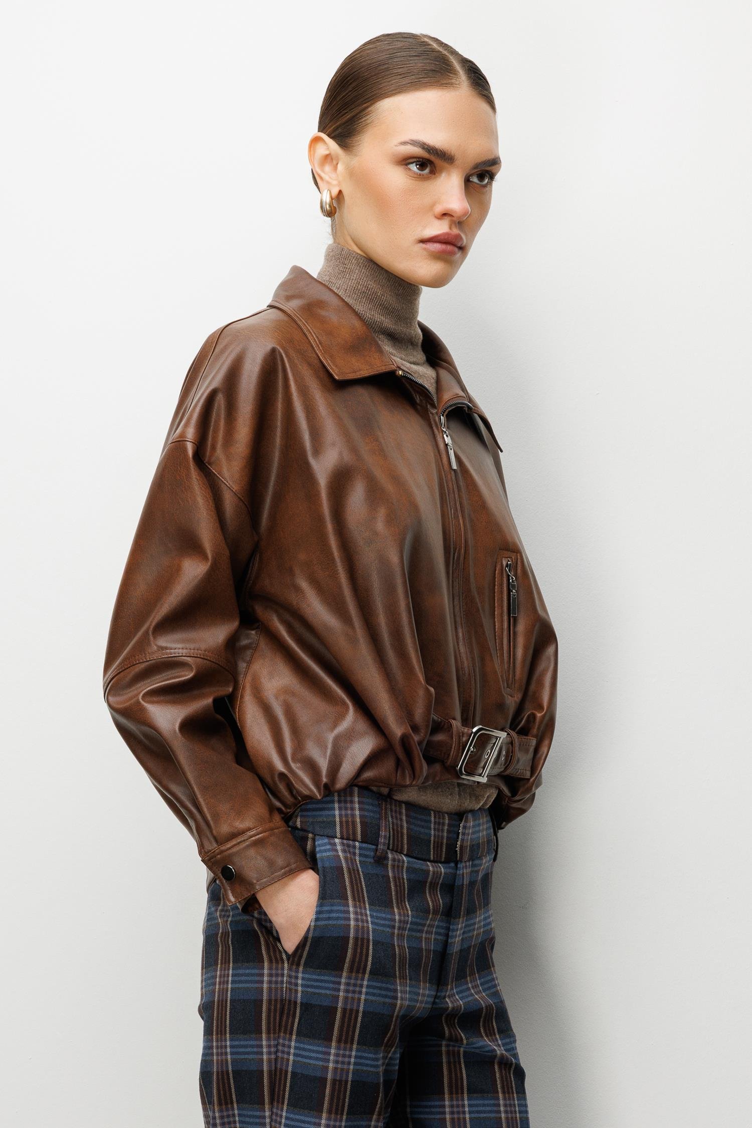 Modailgi  Önü Büzgü ve Kemer Detaylı Oversize Kısa Deri Mont Kahve