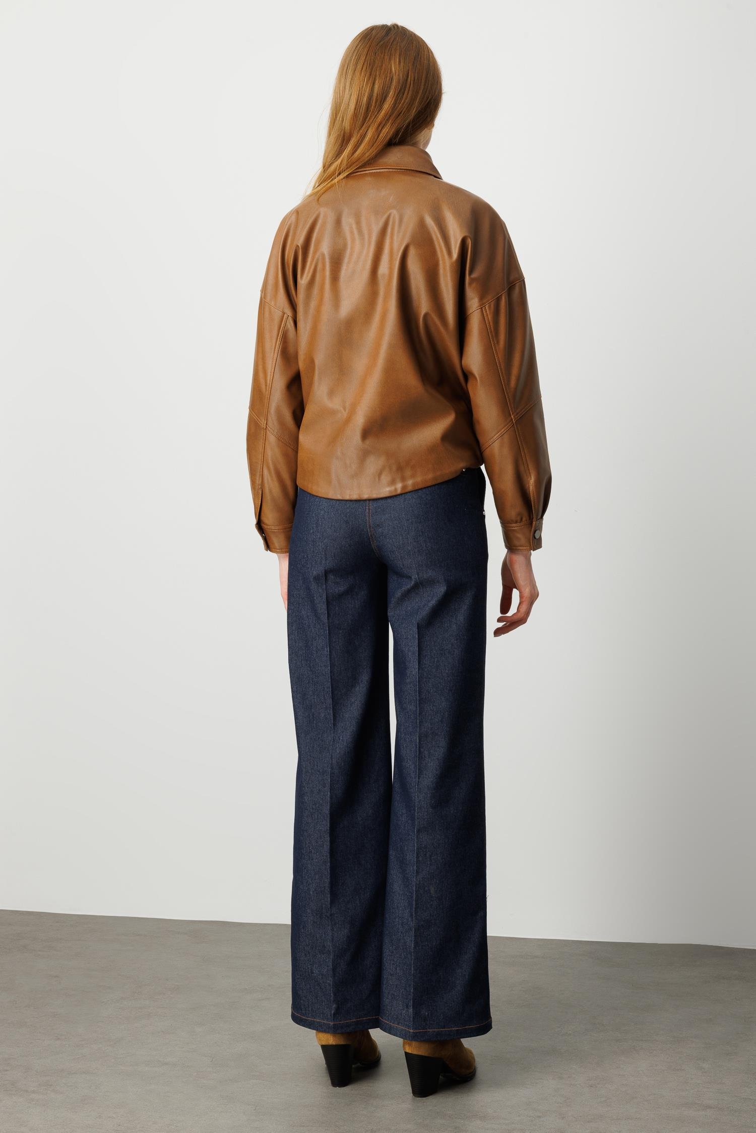 Modailgi  Önü Büzgü ve Kemer Detaylı Oversize Kısa Deri Mont Taba