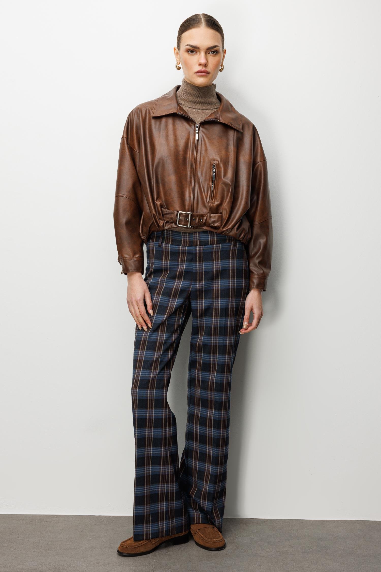 Modailgi  Önü Büzgü ve Kemer Detaylı Oversize Kısa Deri Mont Kahve