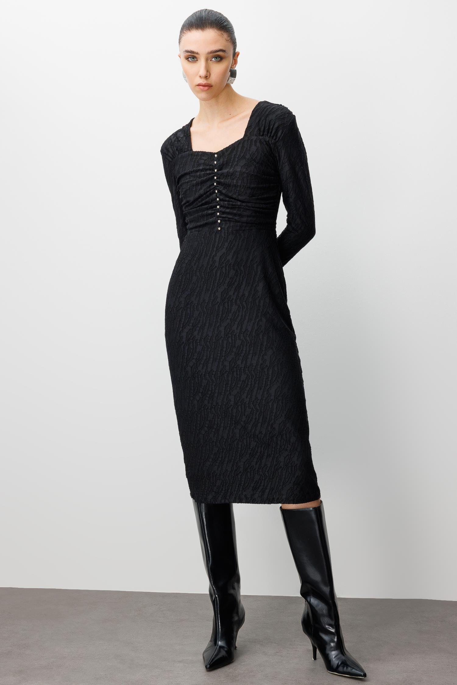 Modailgi  Öpücük Yaka Jakar Yakma Kumaş İnci Detaylı Kalem Elbise Siyah