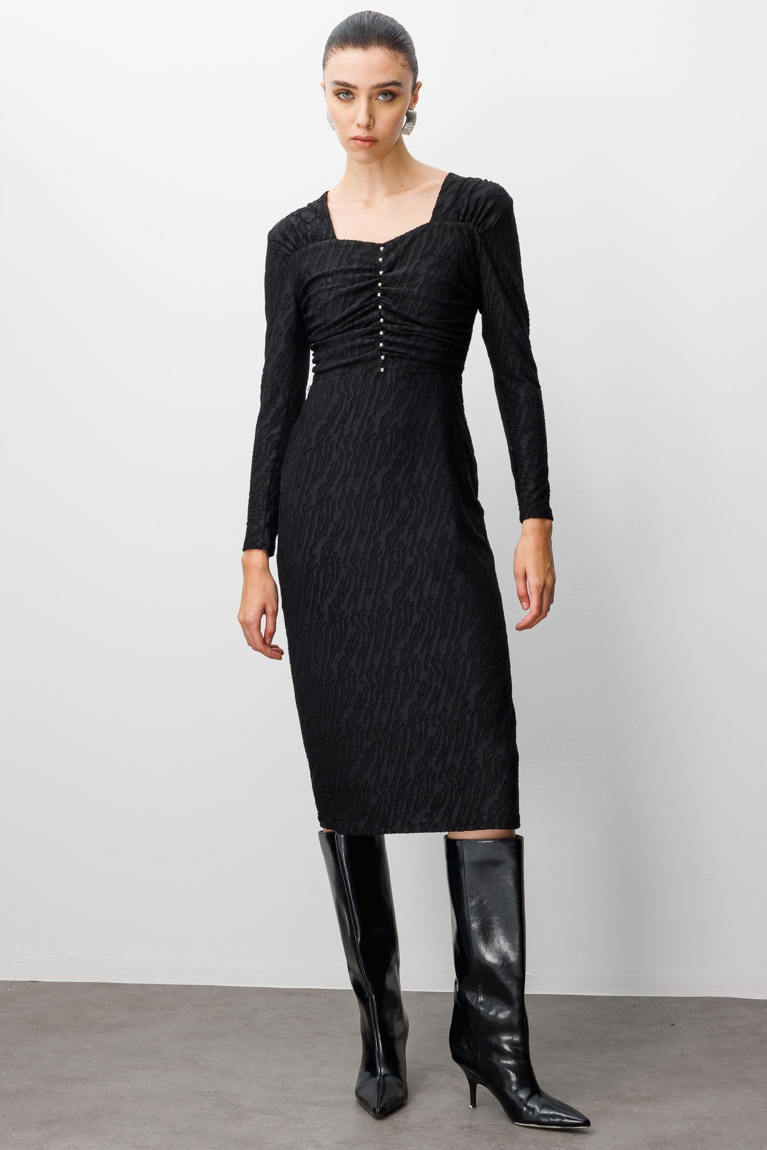 Modailgi  Öpücük Yaka Jakar Yakma Kumaş İnci Detaylı Kalem Elbise Siyah