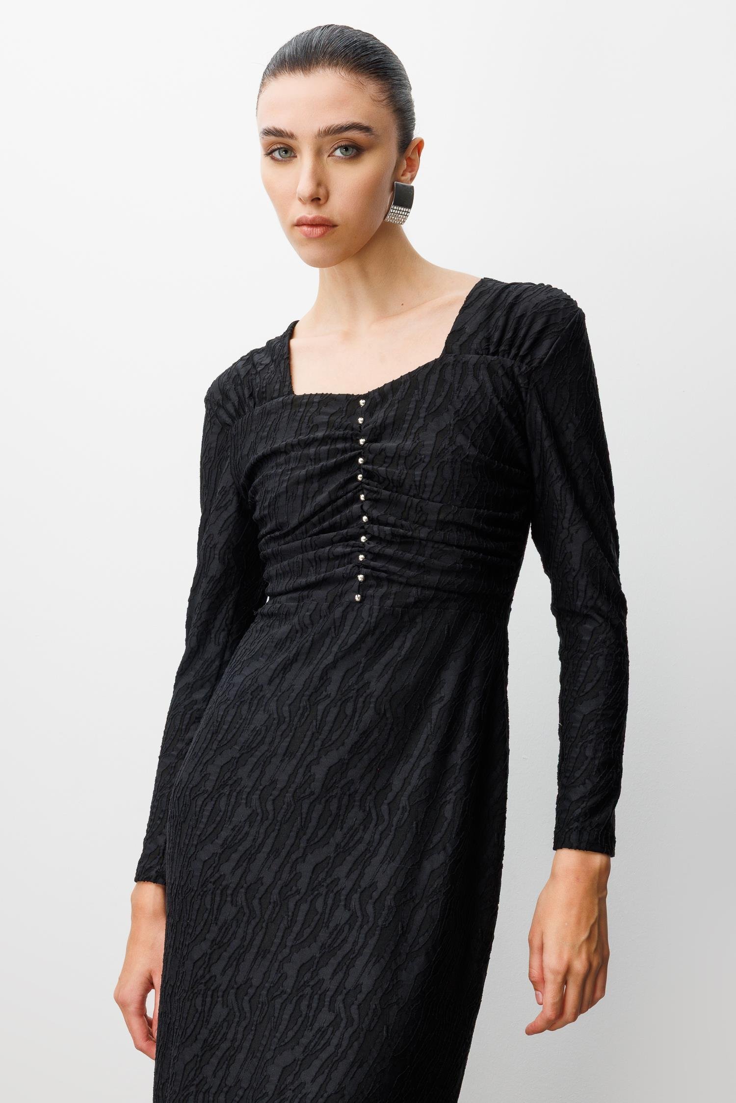 Modailgi  Öpücük Yaka Jakar Yakma Kumaş İnci Detaylı Kalem Elbise Siyah