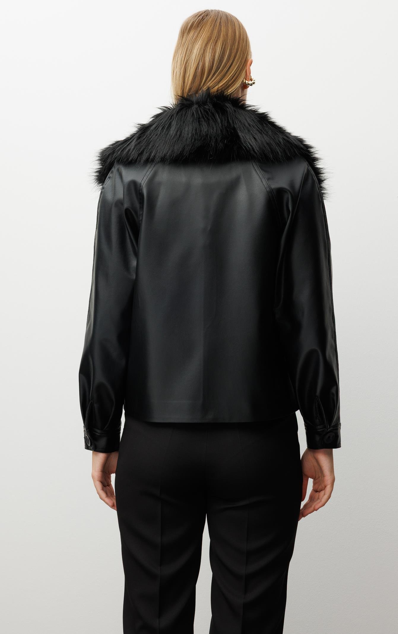 Modailgi  Reglan Kol Kruvaze Kapama Yakası Seyyar Kürk Aksesuarlı Kısa Deri Ceket Siyah