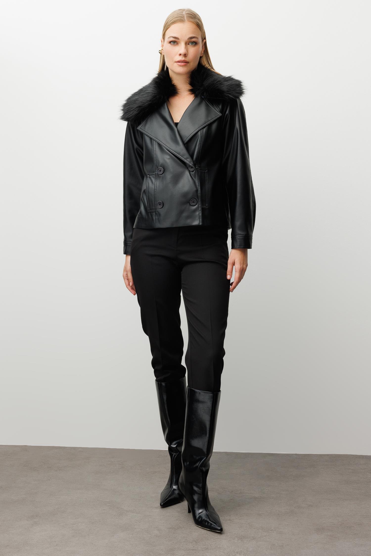 Modailgi  Reglan Kol Kruvaze Kapama Yakası Seyyar Kürk Aksesuarlı Kısa Deri Ceket Siyah