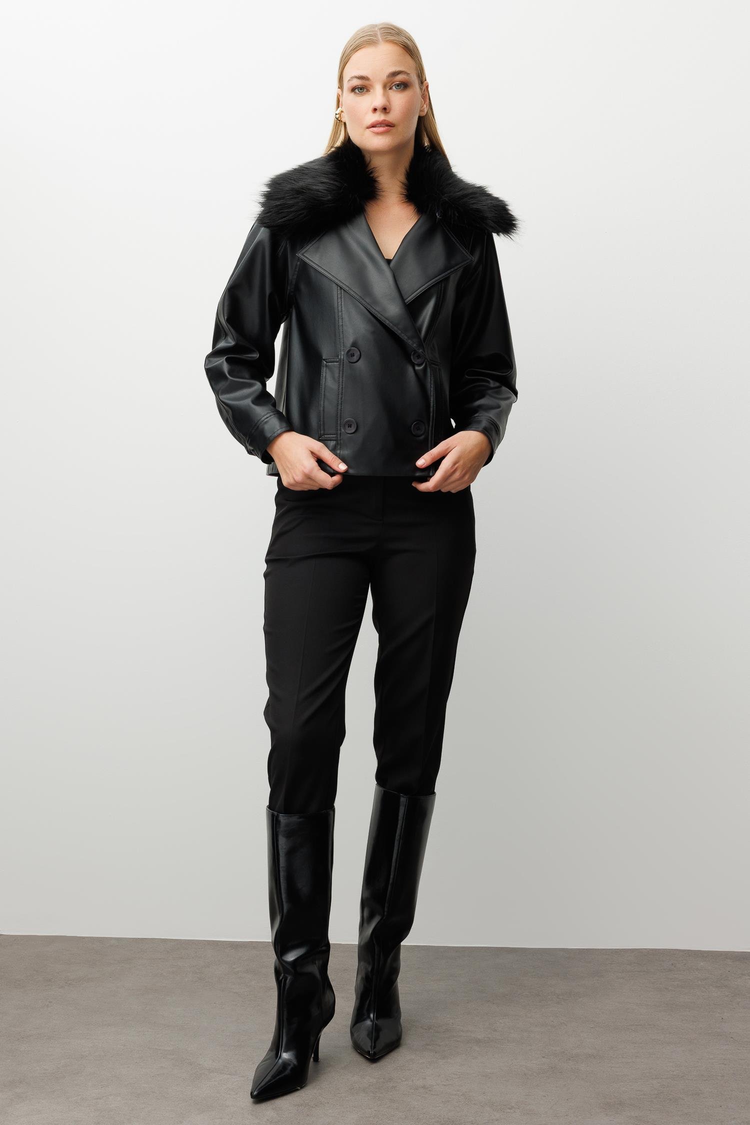 Modailgi  Reglan Kol Kruvaze Kapama Yakası Seyyar Kürk Aksesuarlı Kısa Deri Ceket Siyah