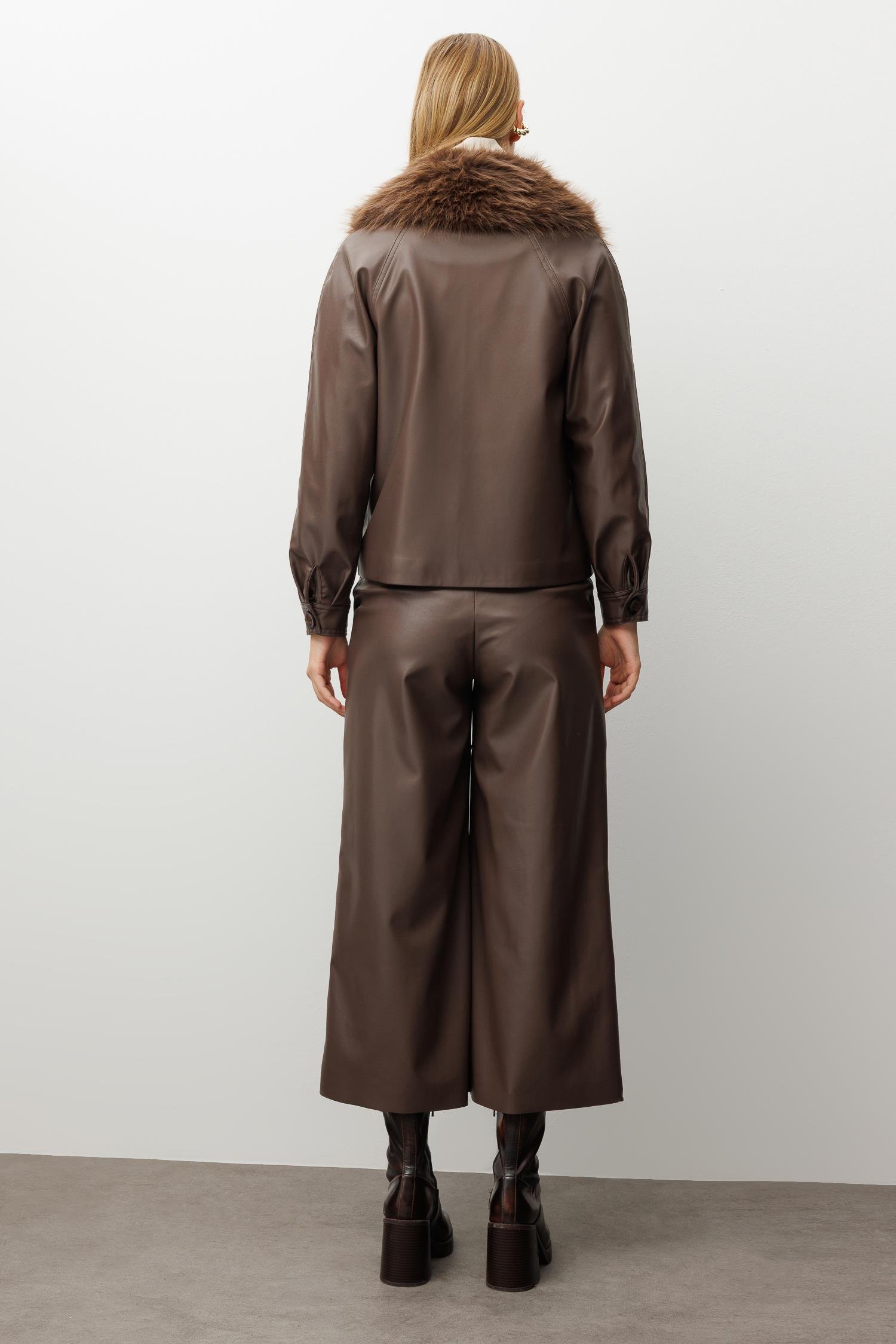 Modailgi  Reglan Kol Kruvaze Kapama Yakası Seyyar Kürk Aksesuarlı Kısa Deri Ceket Kahve