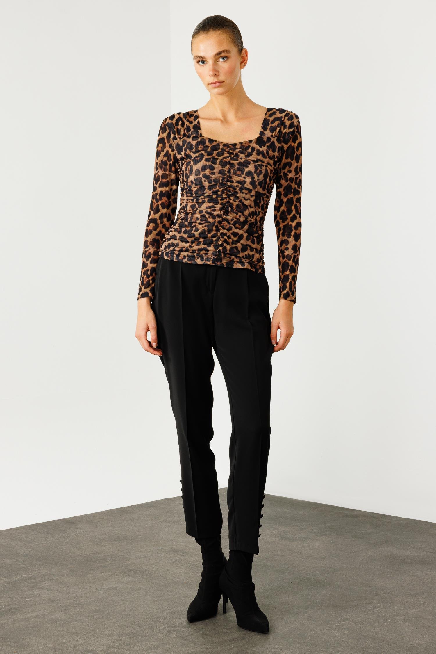 Modailgi  Robalı Önden Büzgülü Leopar Desen Bluz Vizon