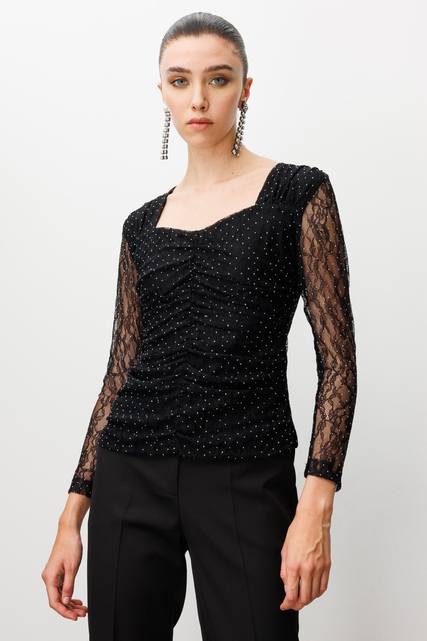 Modailgi  Robalı Önü Büzgü Detaylı Taşlı Dantel Bluz Siyah