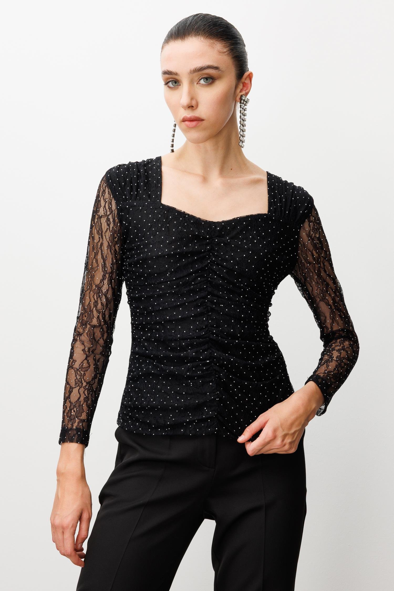 Modailgi  Robalı Önü Büzgü Detaylı Taşlı Dantel Bluz Siyah