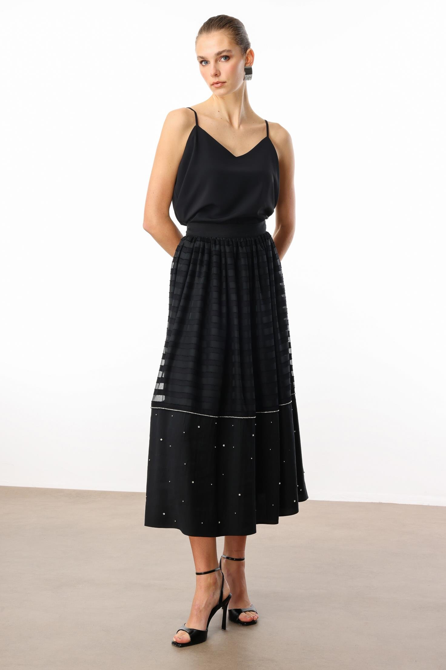 Modailgi  Şerit Aksesuarlı ve İşleme Detaylı Büzgülü Uzun Etek - 10170 Siyah