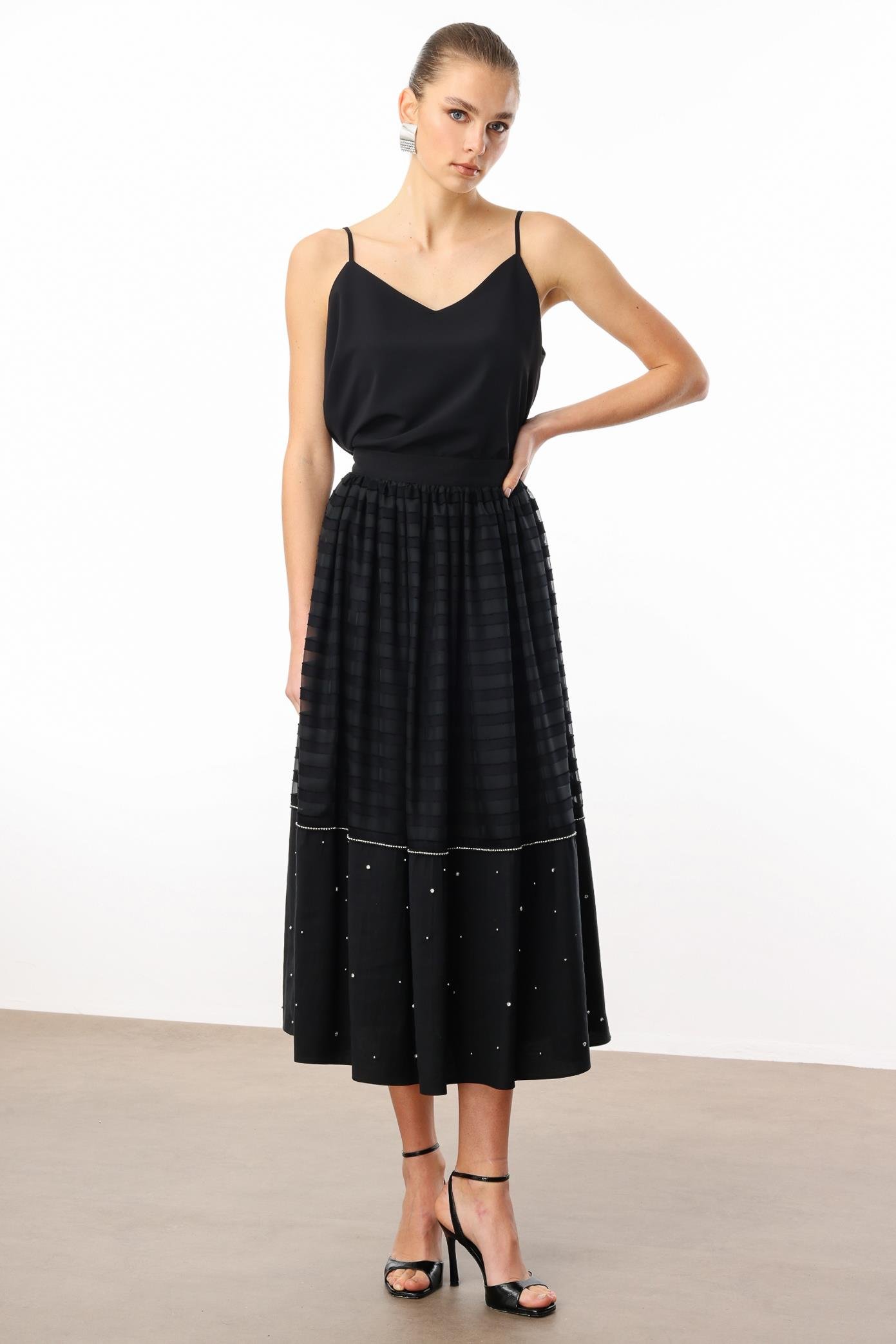 Modailgi  Şerit Aksesuarlı ve İşleme Detaylı Büzgülü Uzun Etek - 10170 Siyah