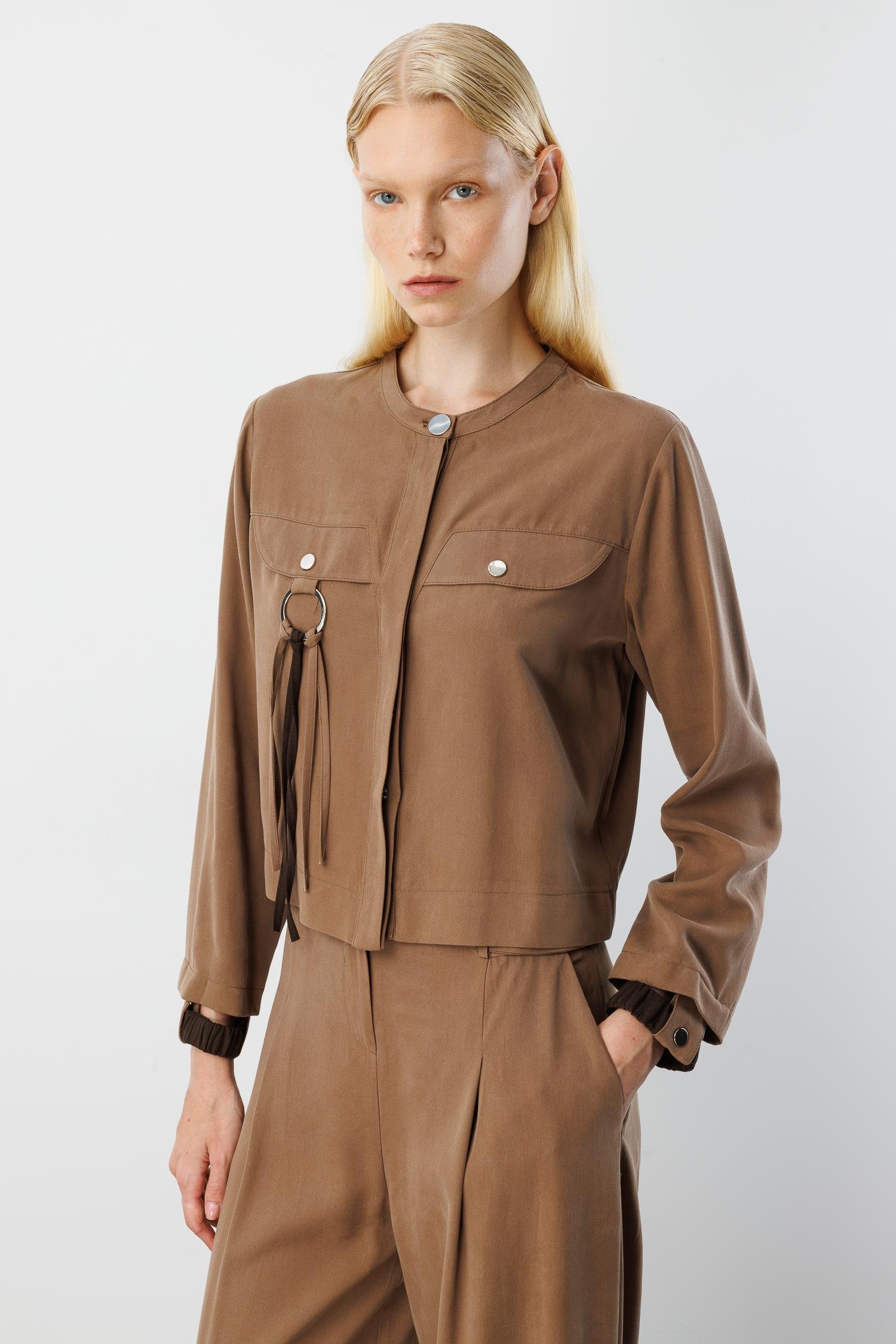 Modailgi  Sıfır Yaka Lastik Manşetli Cebi Metal Aksesuar ve Biye Detaylı Gömlek - 40043 Vizon