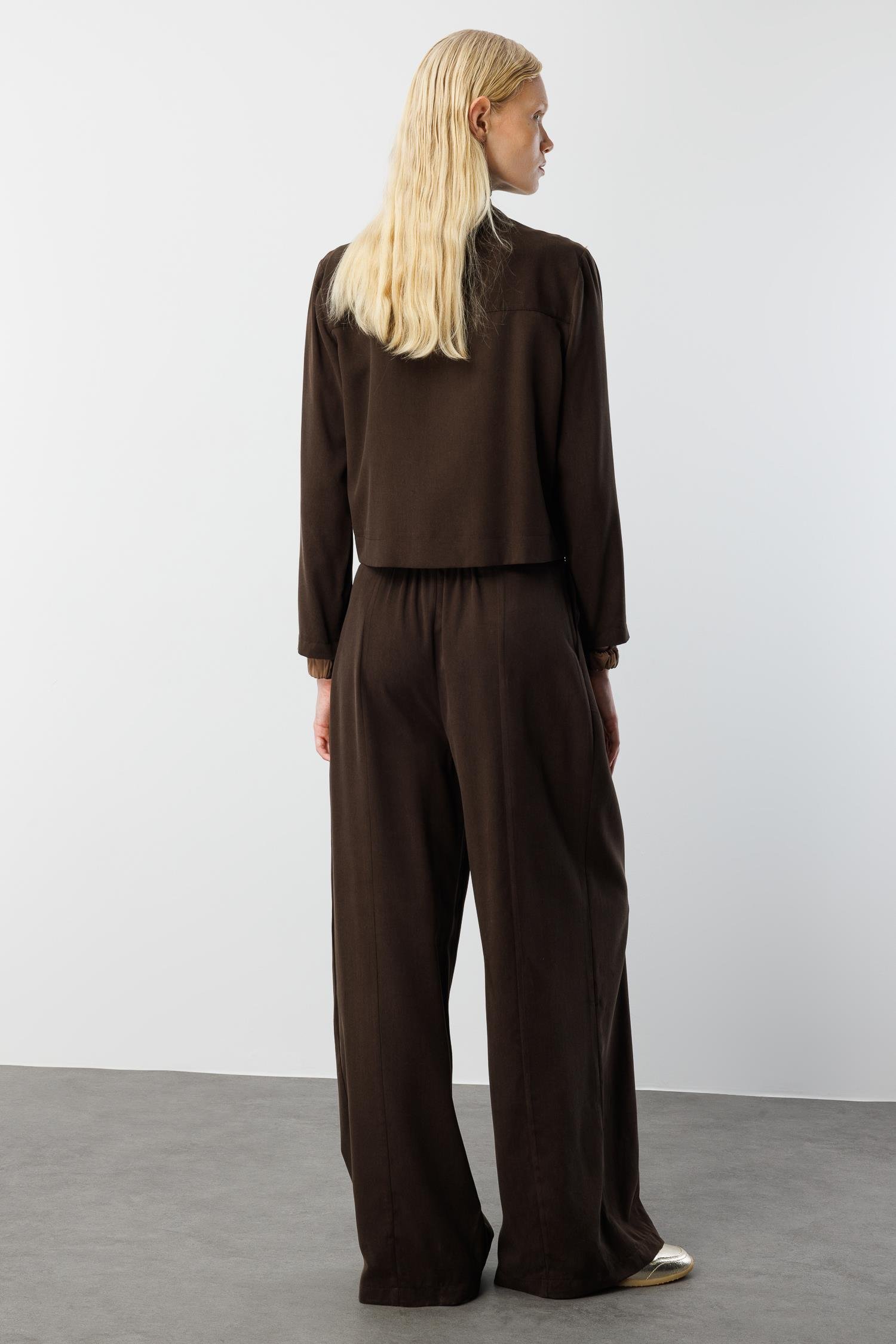 Modailgi  Sıfır Yaka Lastik Manşetli Cebi Metal Aksesuar ve Biye Detaylı Gömlek - 40043 Kahve