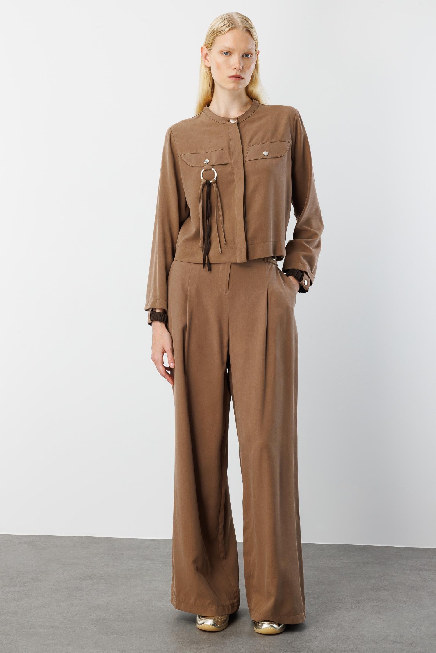 Modailgi  Sıfır Yaka Lastik Manşetli Cebi Metal Aksesuar ve Biye Detaylı Gömlek - 40043 Vizon