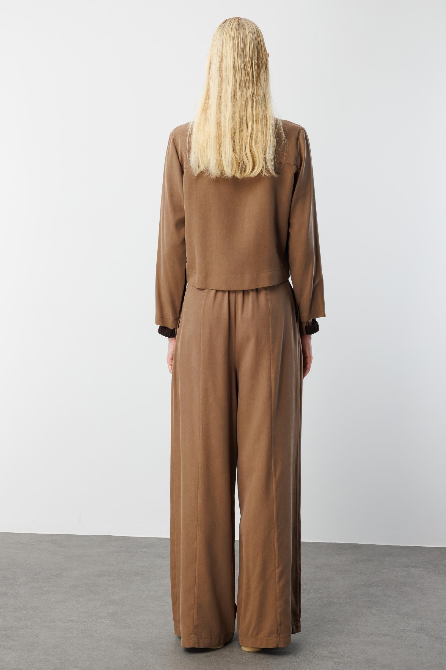 Modailgi  Sıfır Yaka Lastik Manşetli Cebi Metal Aksesuar ve Biye Detaylı Gömlek - 40043 Vizon