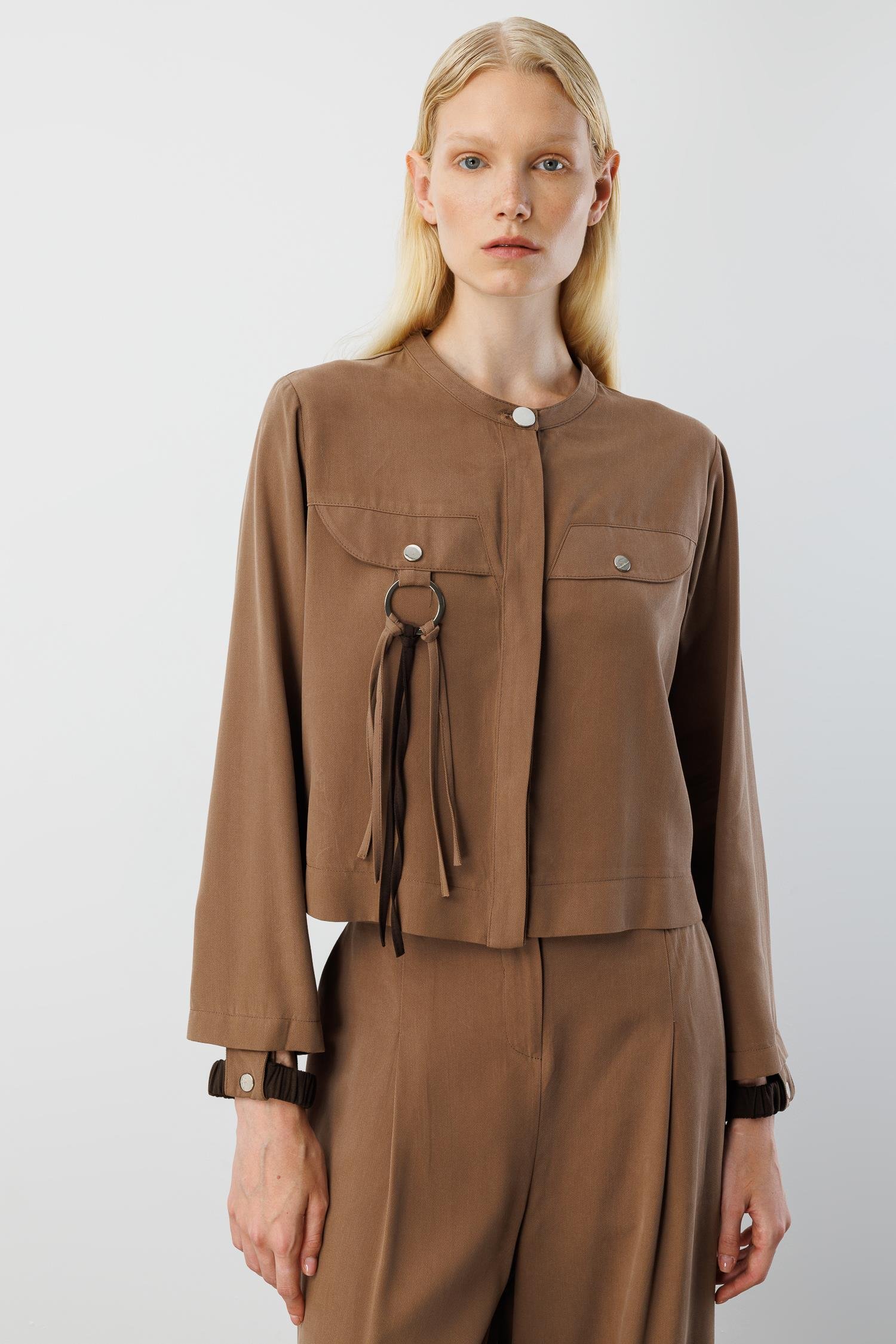 Modailgi  Sıfır Yaka Lastik Manşetli Cebi Metal Aksesuar ve Biye Detaylı Gömlek - 40043 Vizon