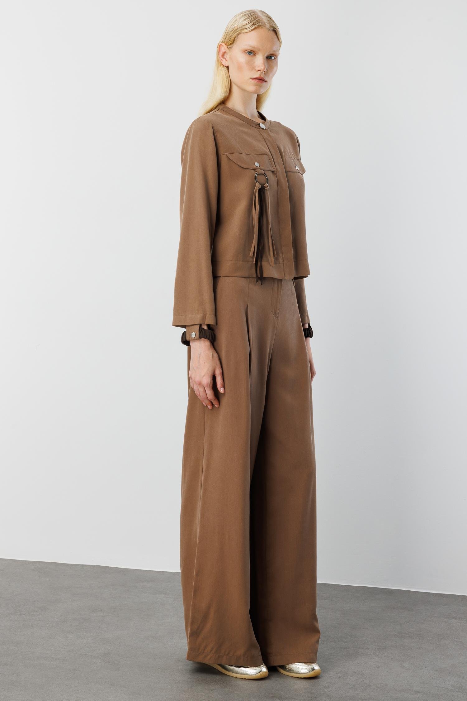 Modailgi  Sıfır Yaka Lastik Manşetli Cebi Metal Aksesuar ve Biye Detaylı Gömlek - 40043 Vizon