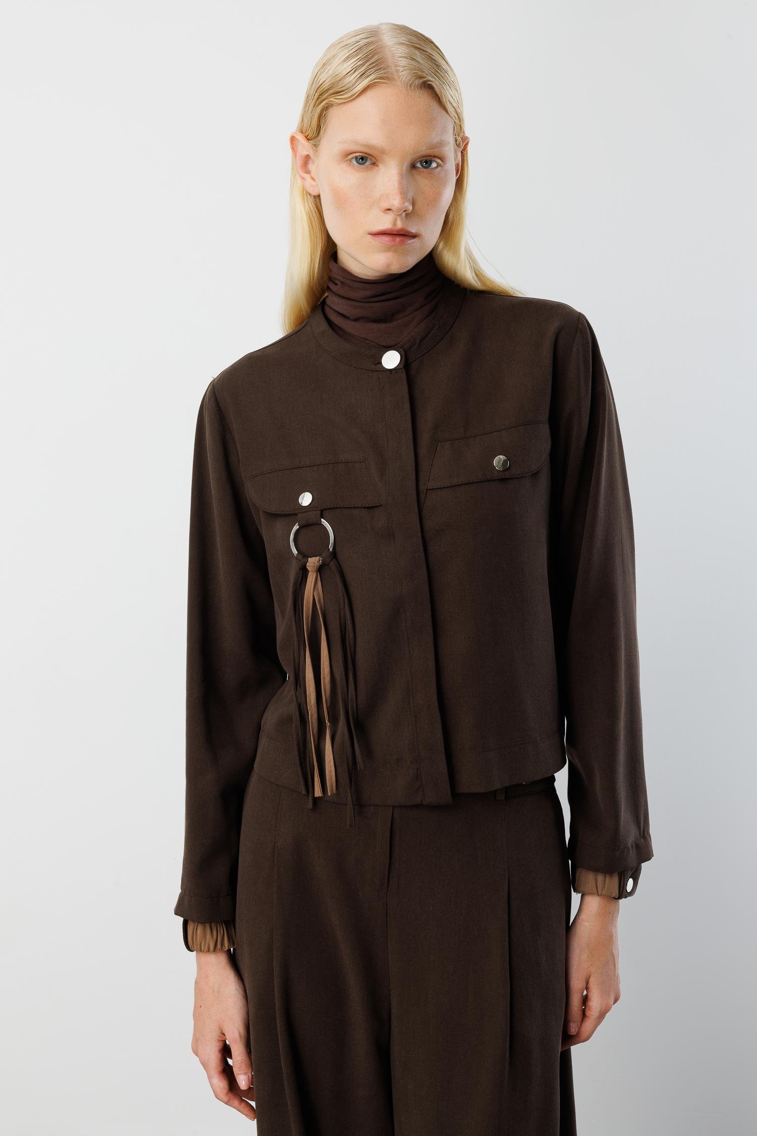 Modailgi  Sıfır Yaka Lastik Manşetli Cebi Metal Aksesuar ve Biye Detaylı Gömlek - 40043 Kahve