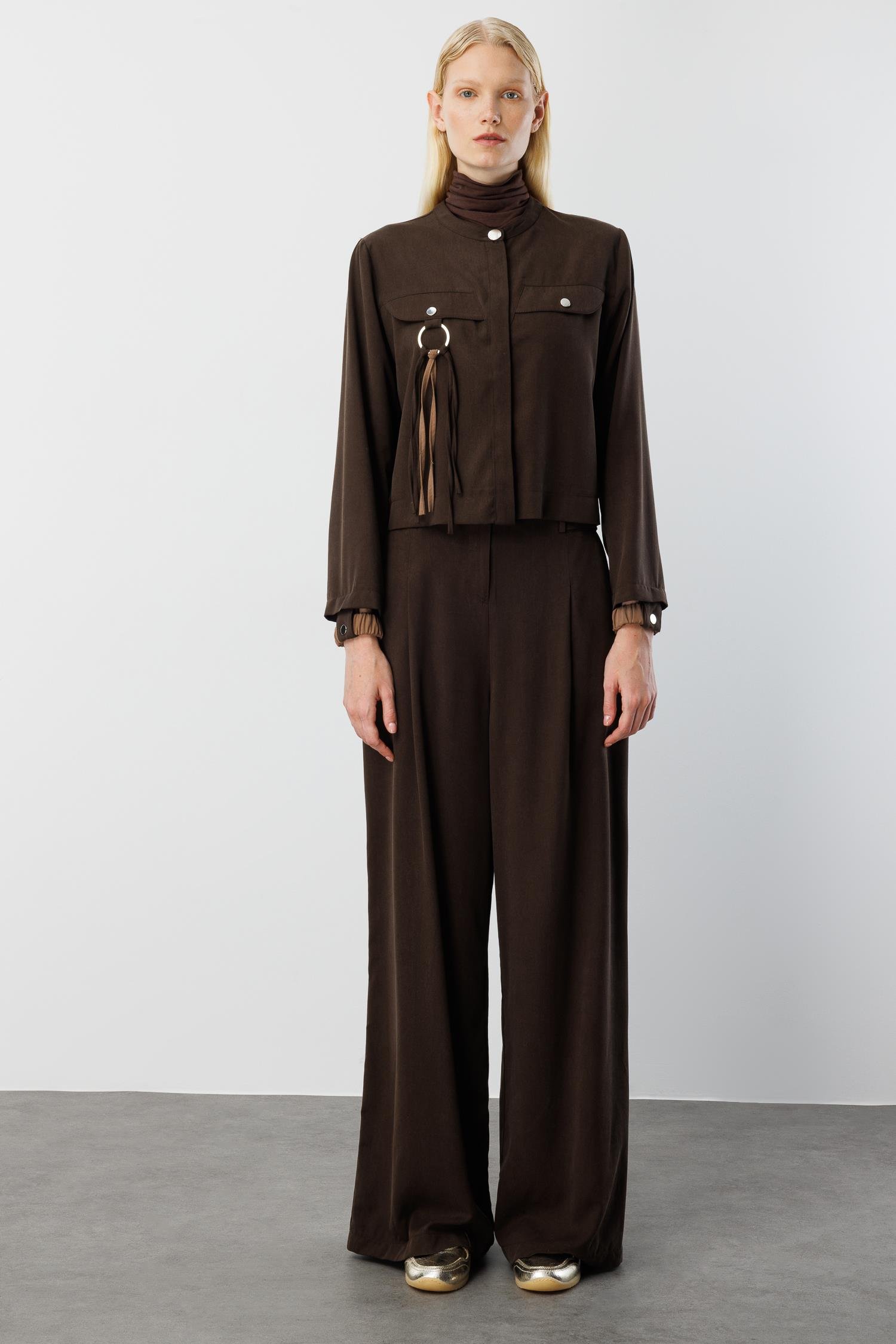 Modailgi  Sıfır Yaka Lastik Manşetli Cebi Metal Aksesuar ve Biye Detaylı Gömlek - 40043 Kahve