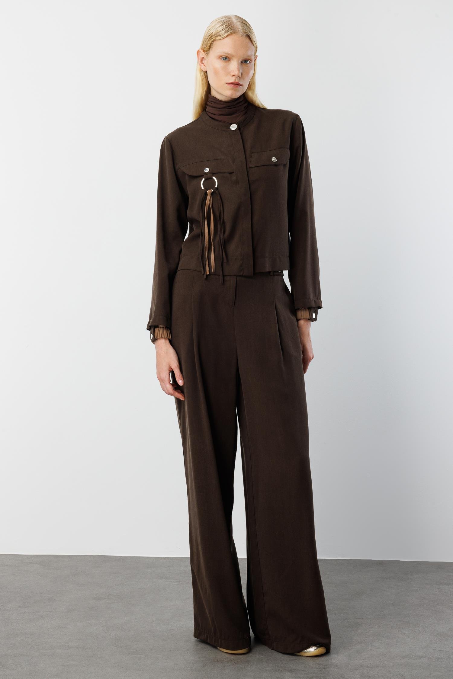 Modailgi  Sıfır Yaka Lastik Manşetli Cebi Metal Aksesuar ve Biye Detaylı Gömlek - 40043 Kahve