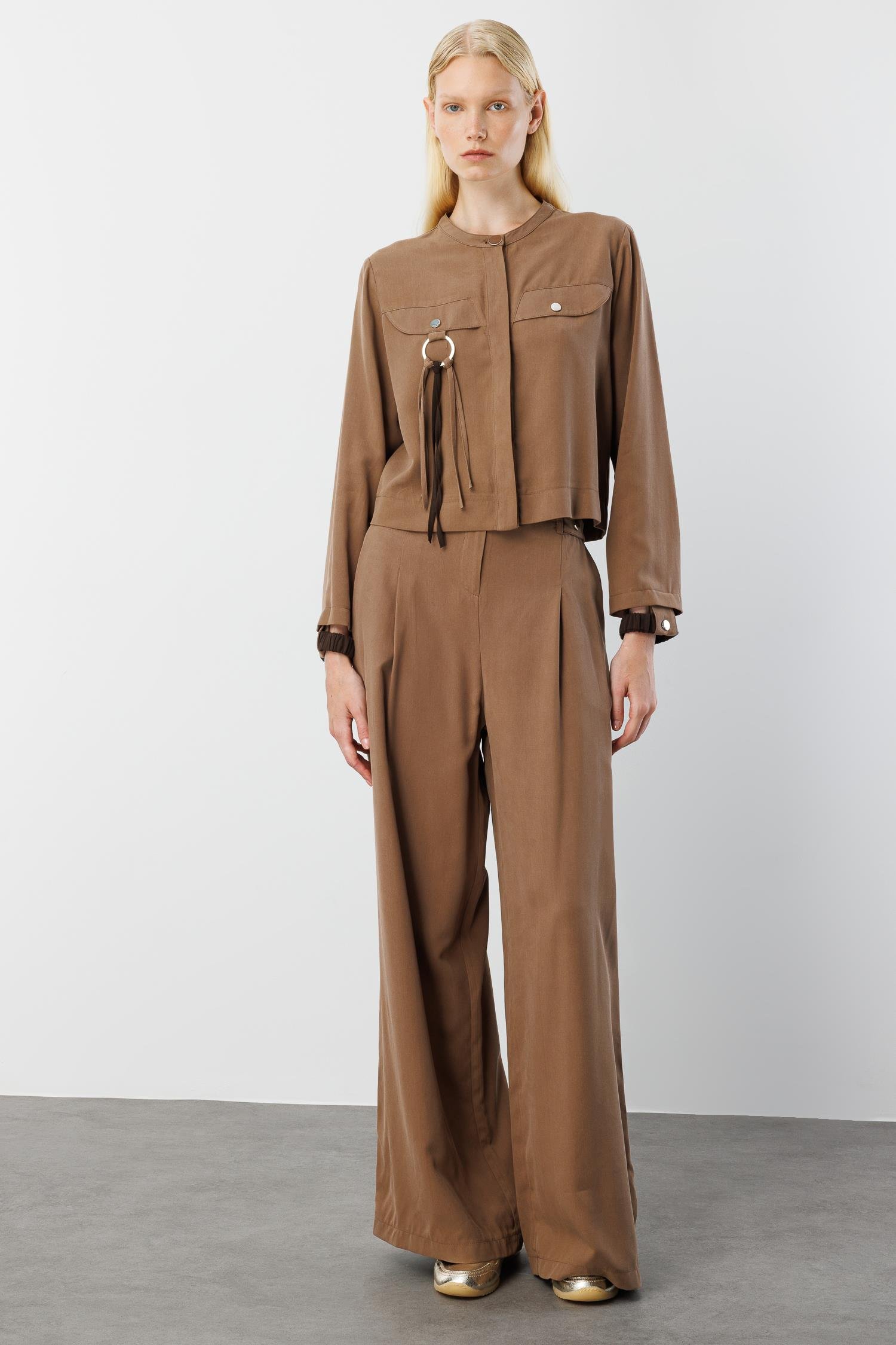 Modailgi  Sıfır Yaka Lastik Manşetli Cebi Metal Aksesuar ve Biye Detaylı Gömlek - 40043 Vizon