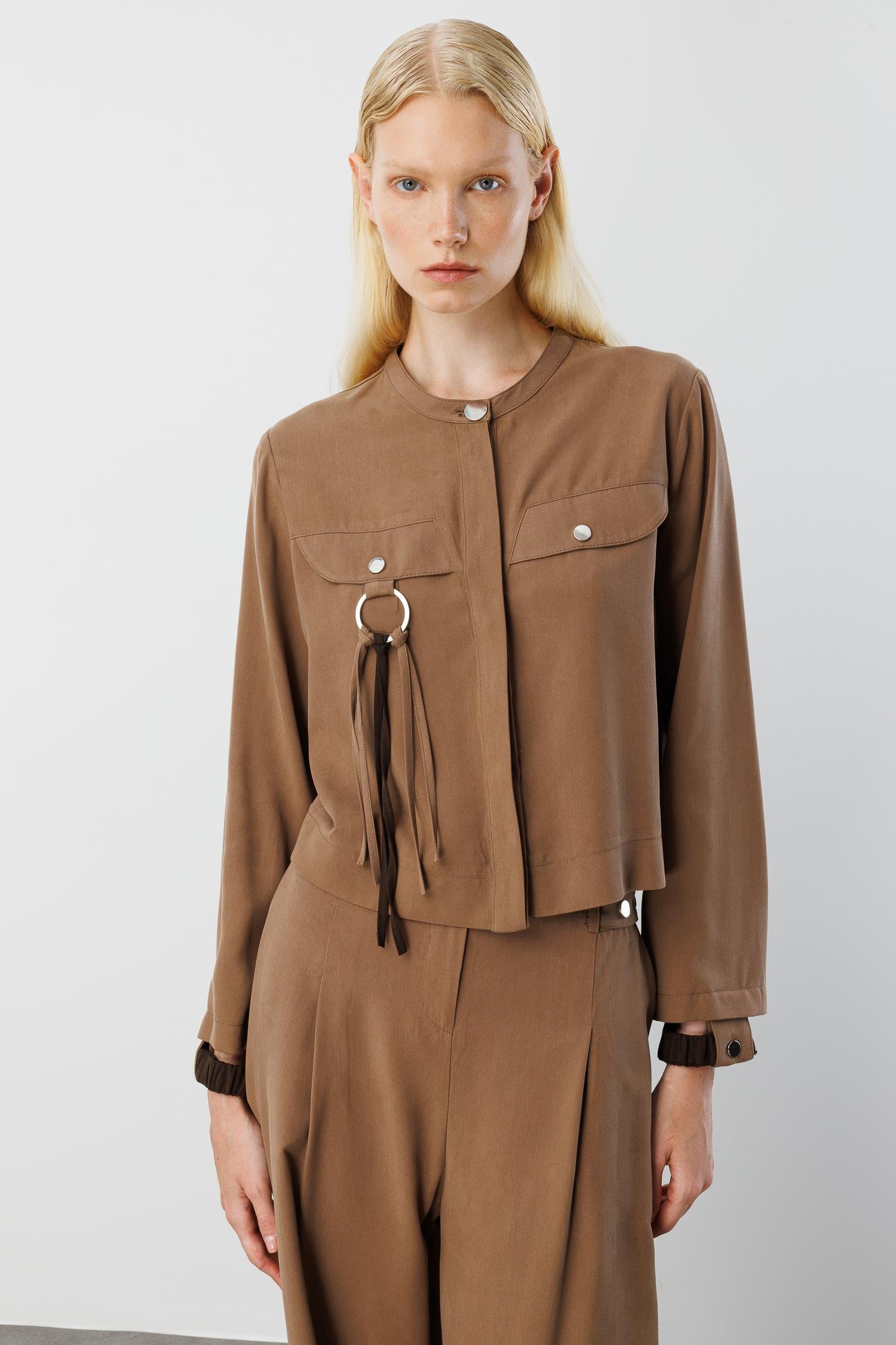 Modailgi  Sıfır Yaka Lastik Manşetli Cebi Metal Aksesuar ve Biye Detaylı Gömlek - 40043 Vizon