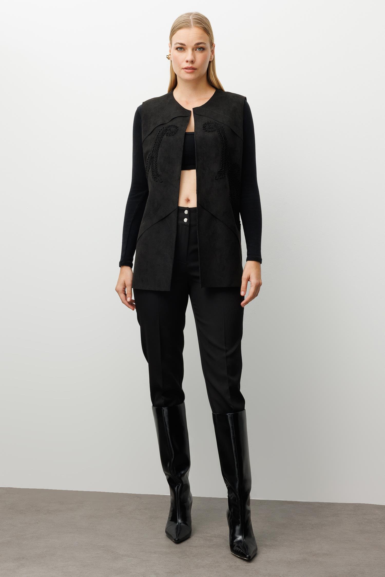 Modailgi  Sıfır Yakalı Havalı Dikiş Ve Lase Nakış Detaylı Uzun Süet Yelek Siyah